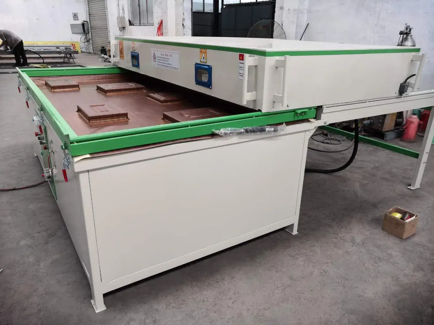 Máy ép màng chân không từ nhà cung cấp uy tín
Thiết bị sản xuất đồ gỗ chân không, máy tạo hình và dán PVC