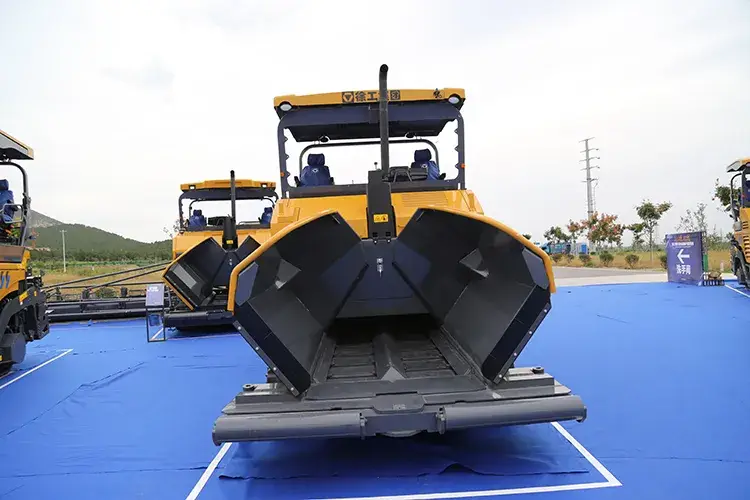 Bộ máy rải đường bằng thép trên đường asphan 9m XCMG RP903: Giải pháp hoàn hảo cho việc hoàn thiện đường bằng nhựa đường