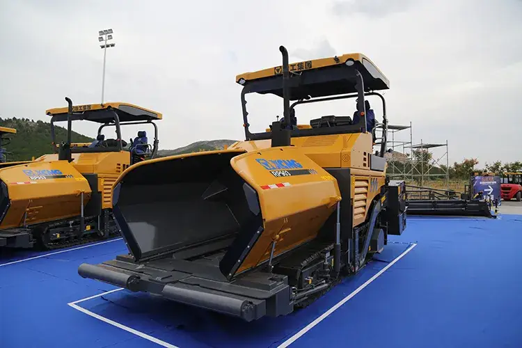 Bộ máy rải đường bằng thép trên đường asphan 9m XCMG RP903: Giải pháp hoàn hảo cho việc hoàn thiện đường bằng nhựa đường