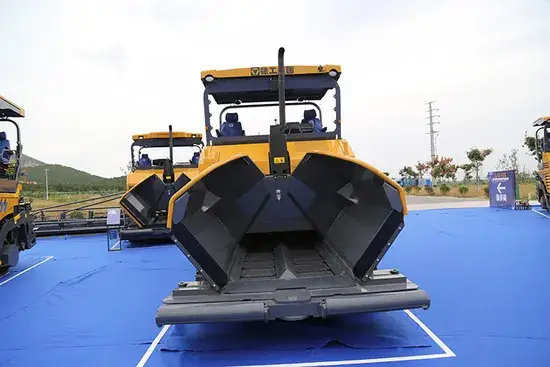 Bộ máy rải đường bằng thép trên đường asphan 9m XCMG RP903: Giải pháp hoàn hảo cho việc hoàn thiện đường bằng nhựa đường