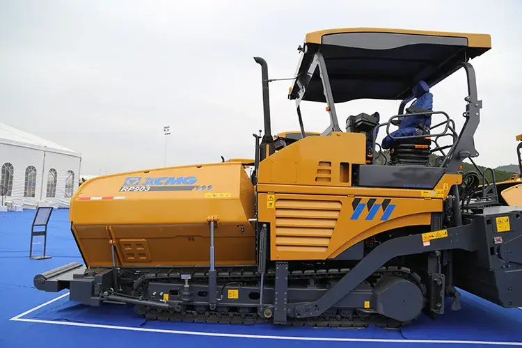 Bộ máy rải đường bằng thép trên đường asphan 9m XCMG RP903: Giải pháp hoàn hảo cho việc hoàn thiện đường bằng nhựa đường