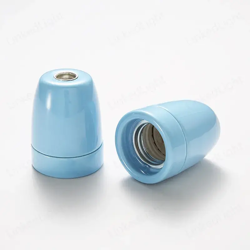 Đế đèn màu vàng với chất liệu gốm sứ, cổ điển và sang trọng