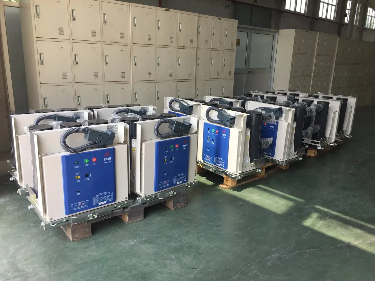 Công tắc máy cắt chân không ZN63A-12: Chứng nhận ISO9001-2000, phù hợp cho môi trường trong nhà
