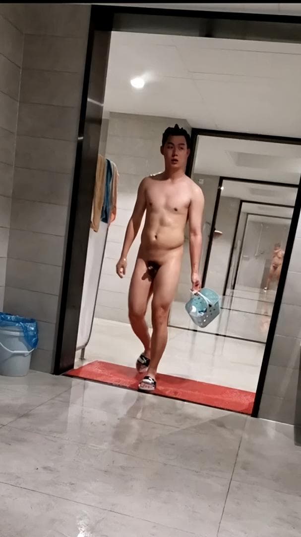 Chinese men are naked in a public bath sex boy