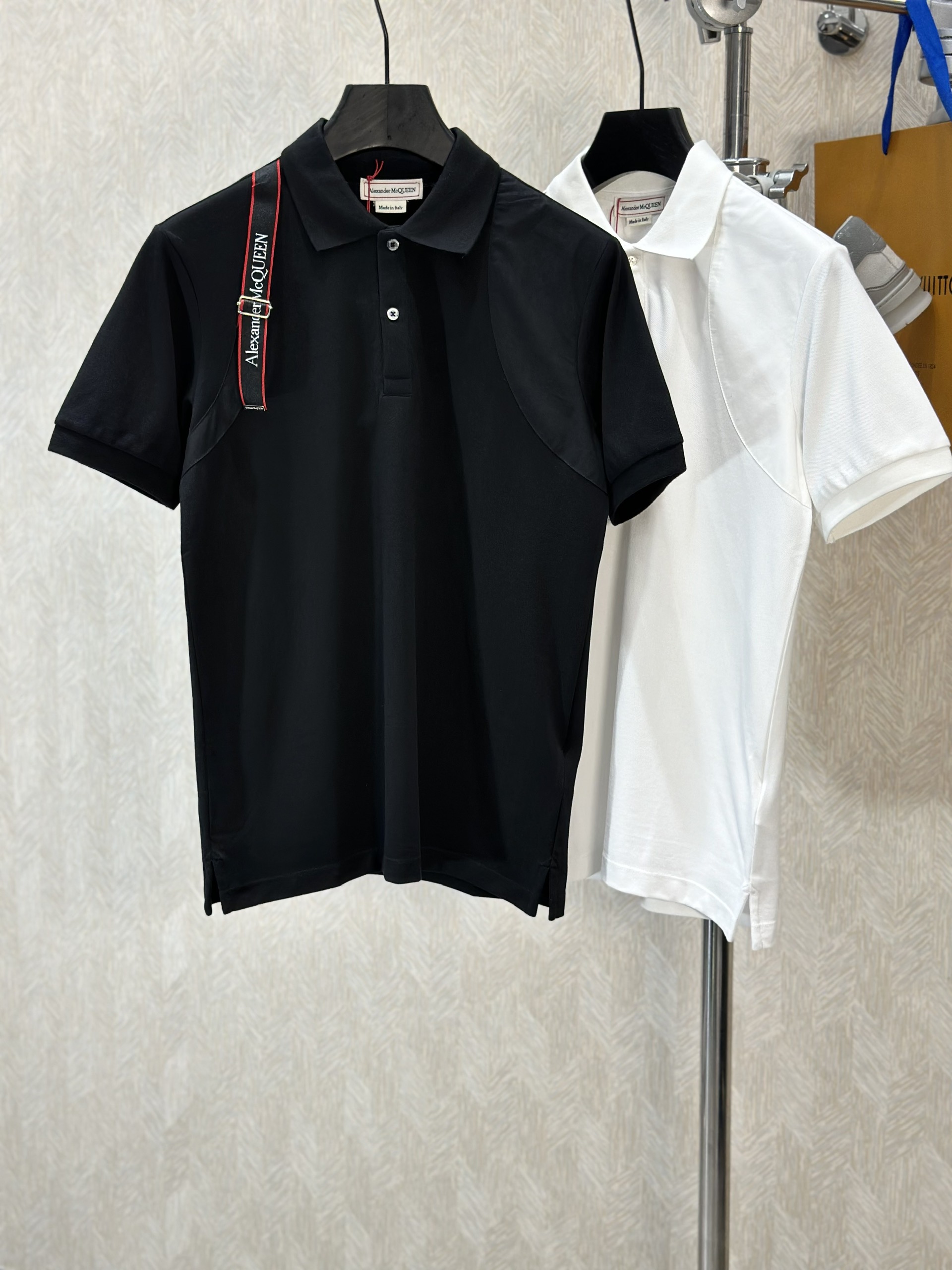 Áo polo McQueen MCQ trơn phối tag vạt vai Like Auth 1-1 on web VTN
