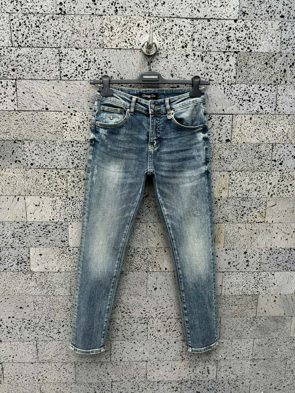 Quần Jean Dior CD Xanh bạc rách xước họa tiết thêu nổi túi sau Like Auth NV