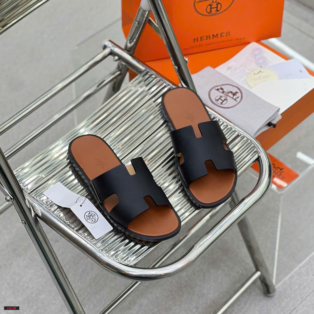 Dép lê quai ngang Hermes HM Đen phối đế Nâu Like Auth on web fullbox bill thẻ LVQ