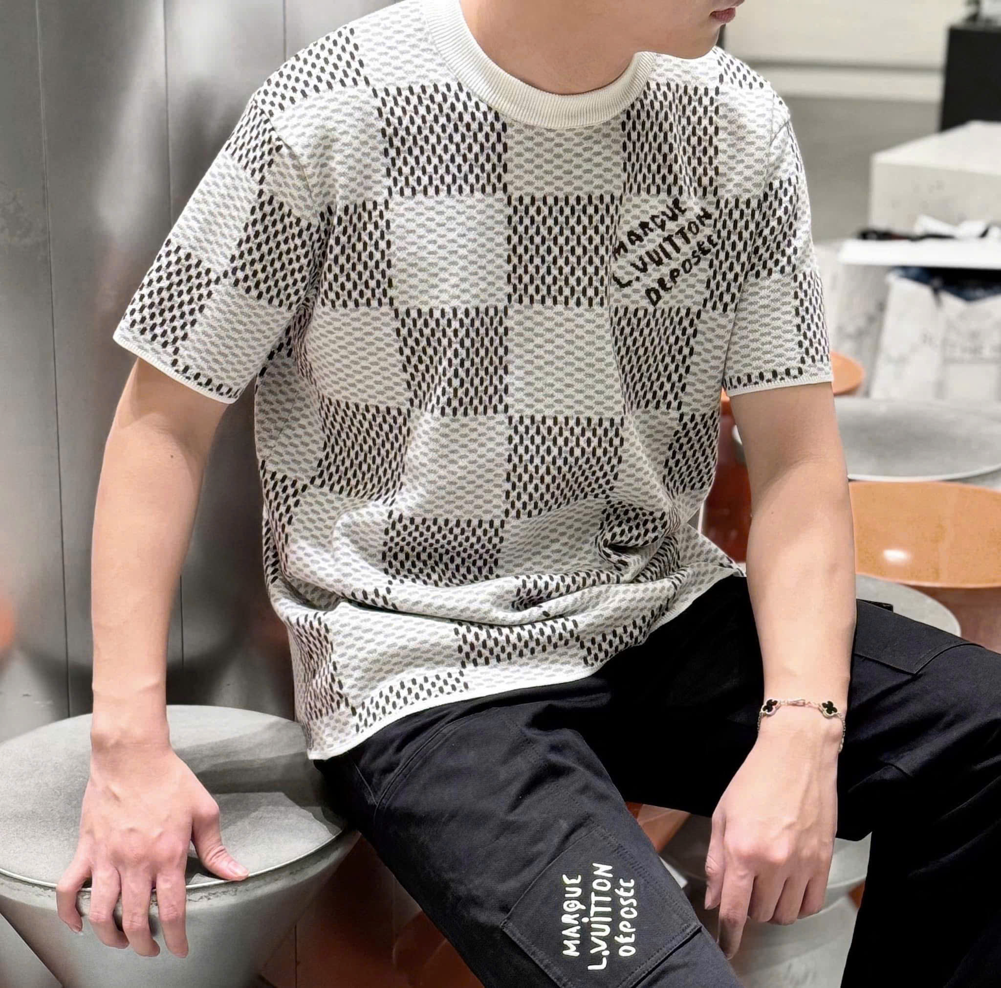 Áo phông T-shirt len Louis Vuitton LV Trắng họa tiết chấm ô phối Đen Like Auth on web VTN