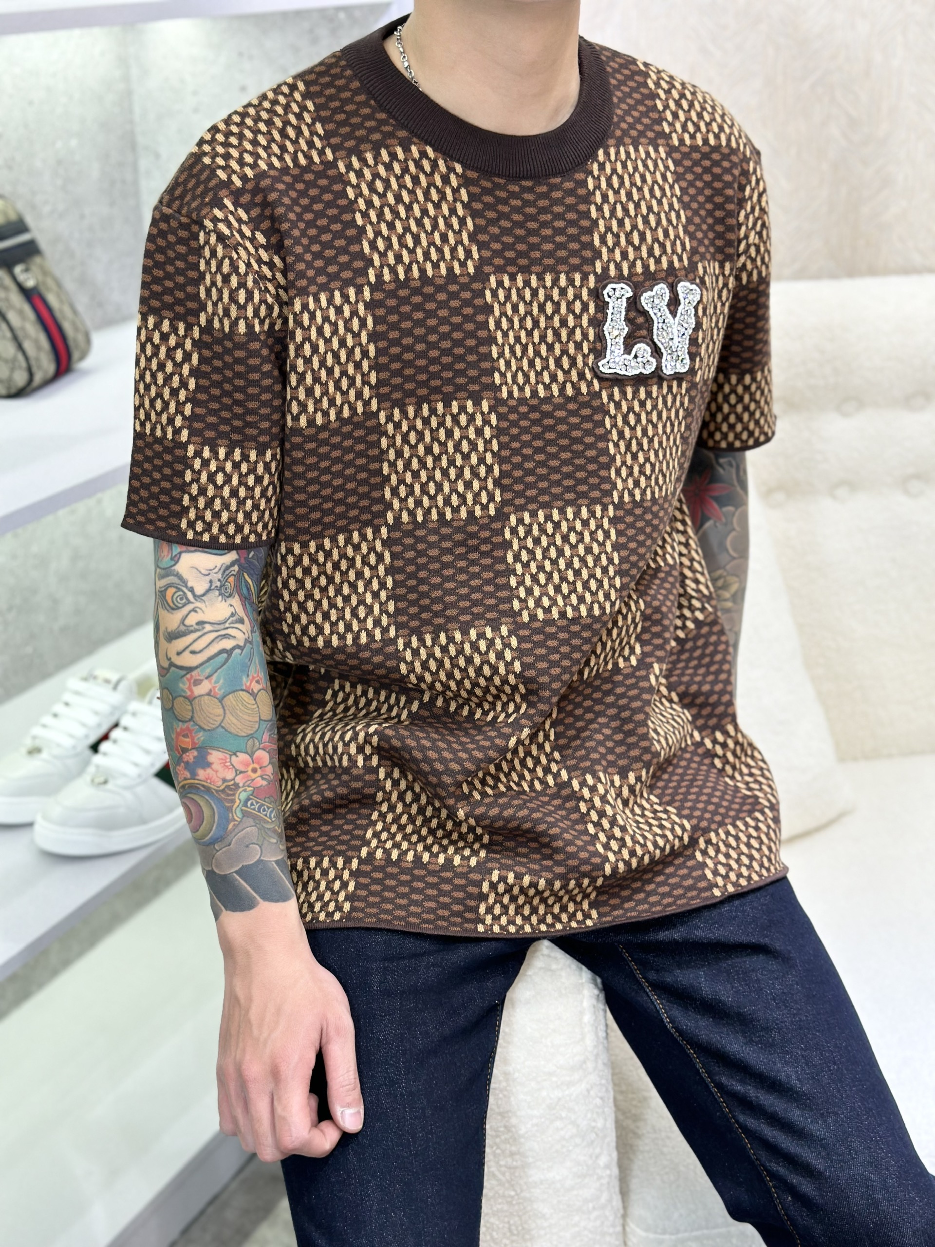 Áo phông T-shirt len Louis Vuitton LV Nâu họa tiết caro logo LV đính đá thêu ngực Like Auth on web VTN