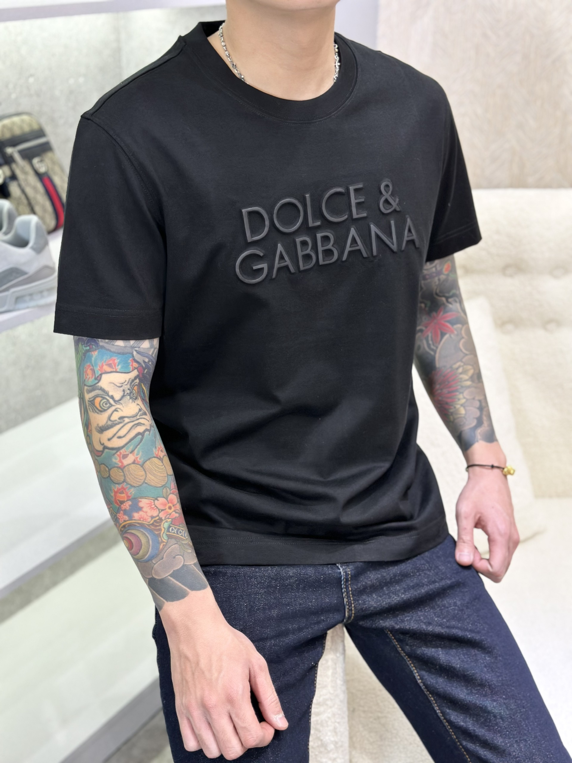 Áo phông T-shirt Dolce Gabbana DG Đen logo chữ nổi ngực Like Auth on web VTN