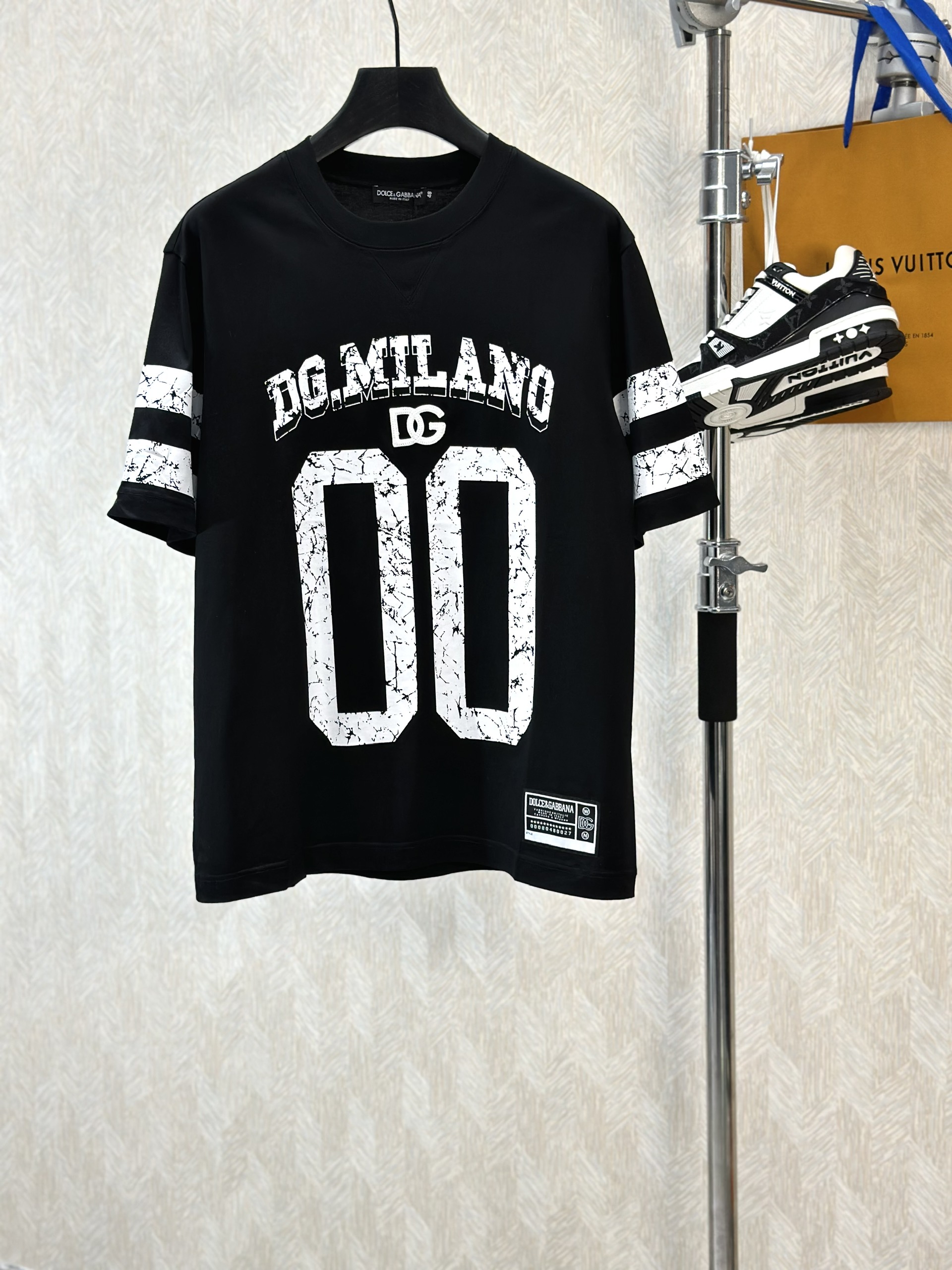 Áo phông T-shirt Dolce Gabbana DG Đen logo chữ số 00 kẻ sọc tay Trắng Like Auth on web VTN