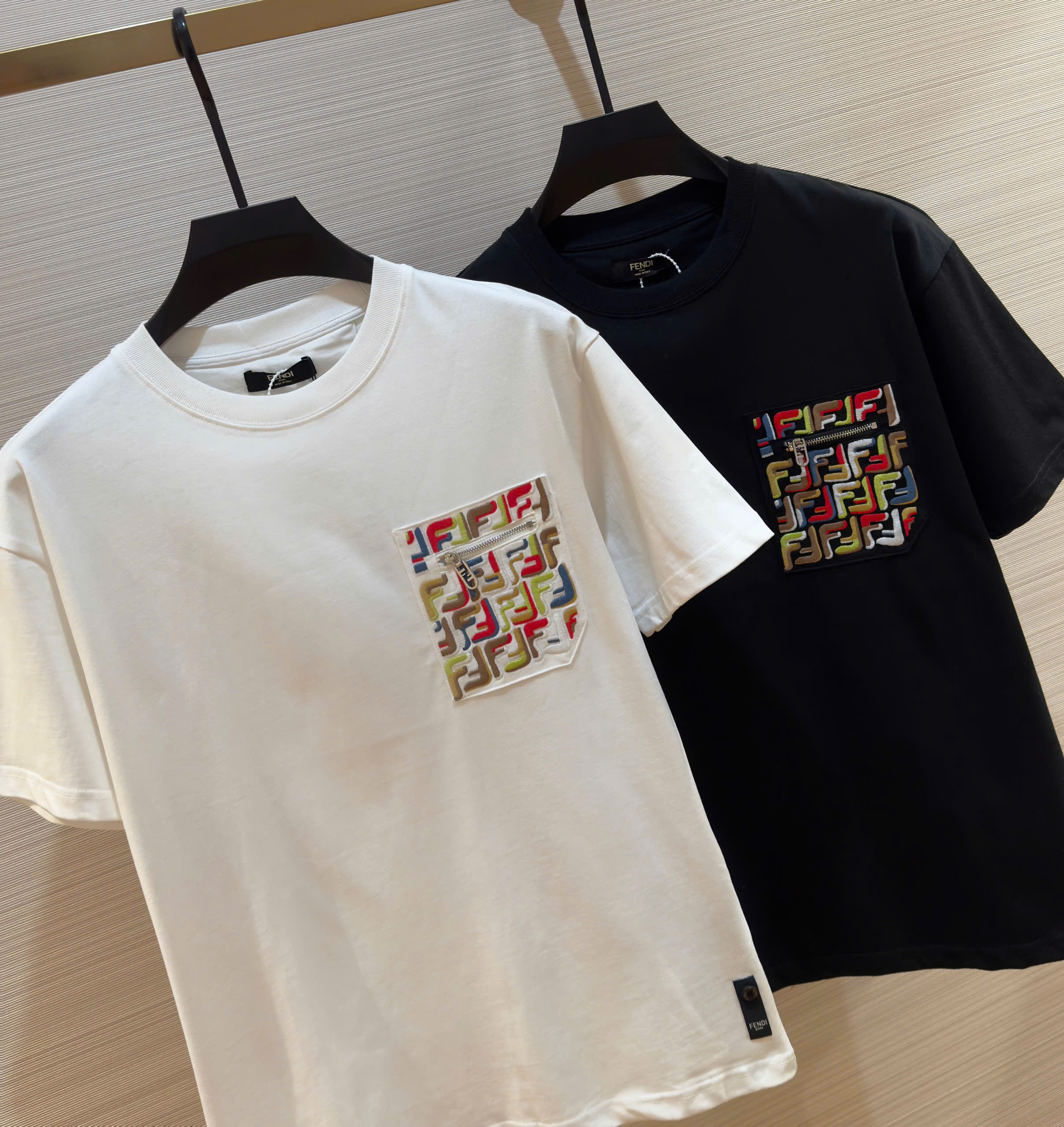 Áo phông T-shirt Fendi FF túi ngực họa tiết logo FF màu sắc Like Auth on web DDT