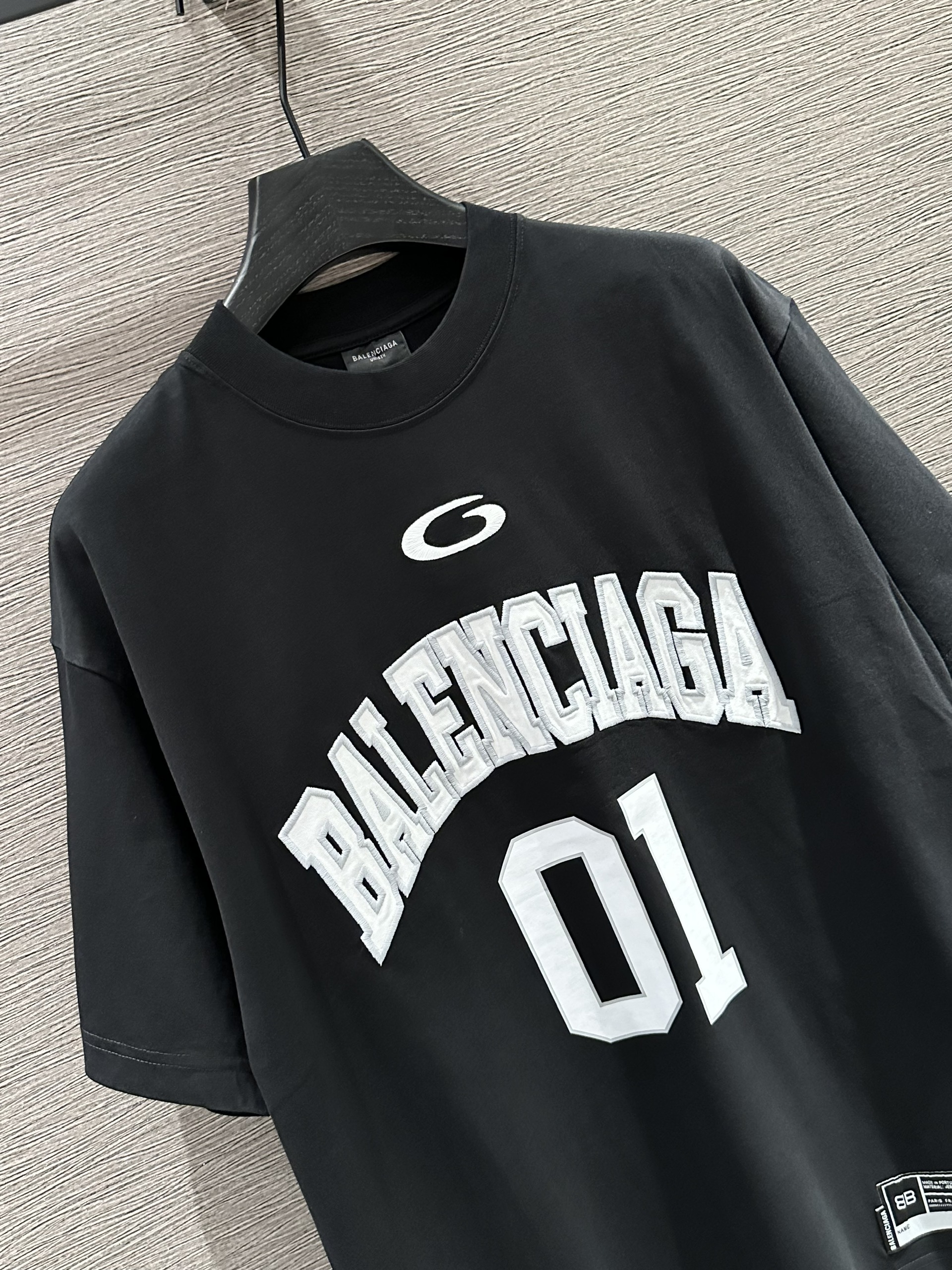 Áo phông T-shirt Balenciaga BB 01 logo chữ thêu Like Auth on web VTN