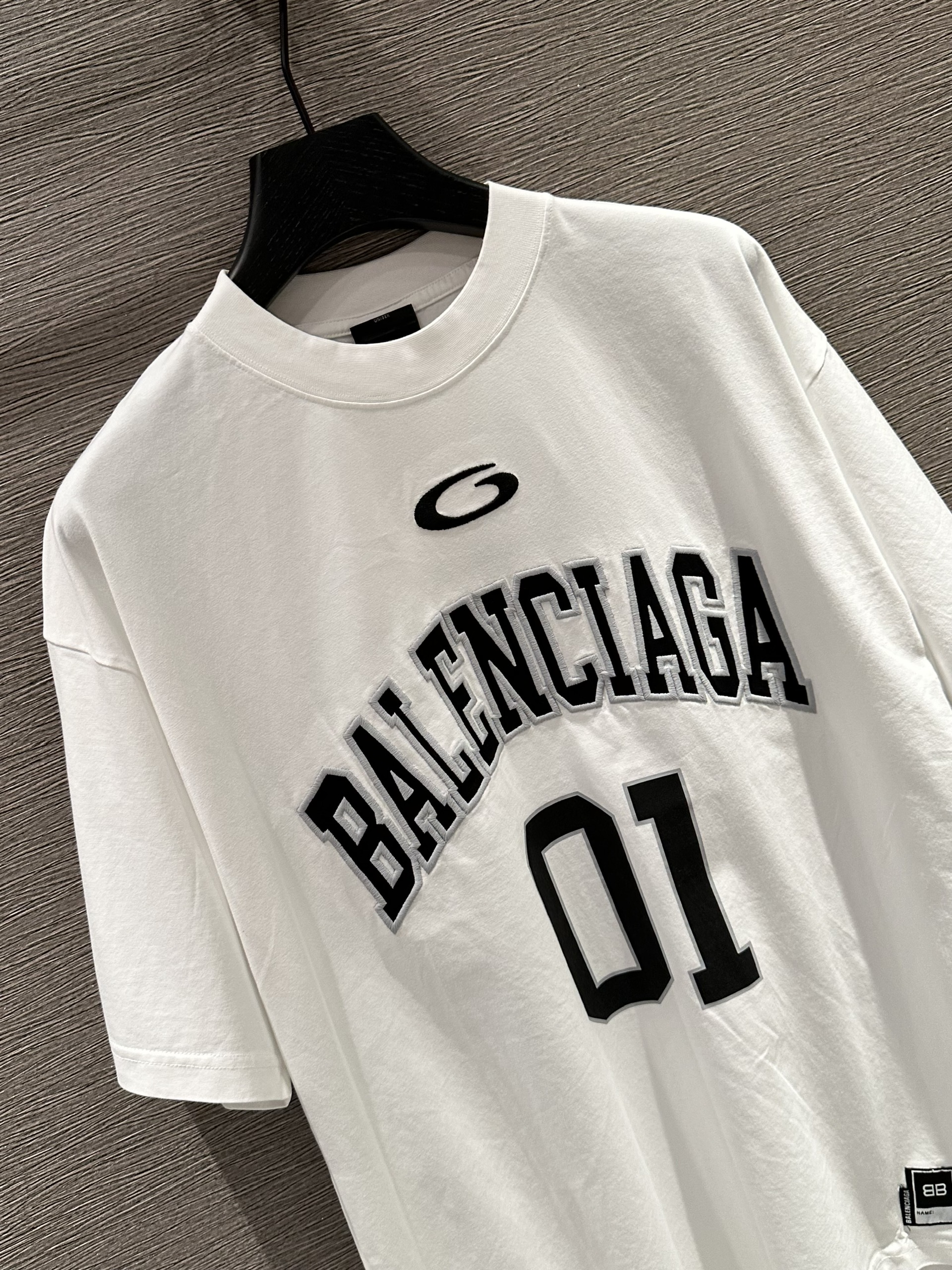 Áo phông T-shirt Balenciaga BB 01 logo chữ thêu Like Auth on web VTN