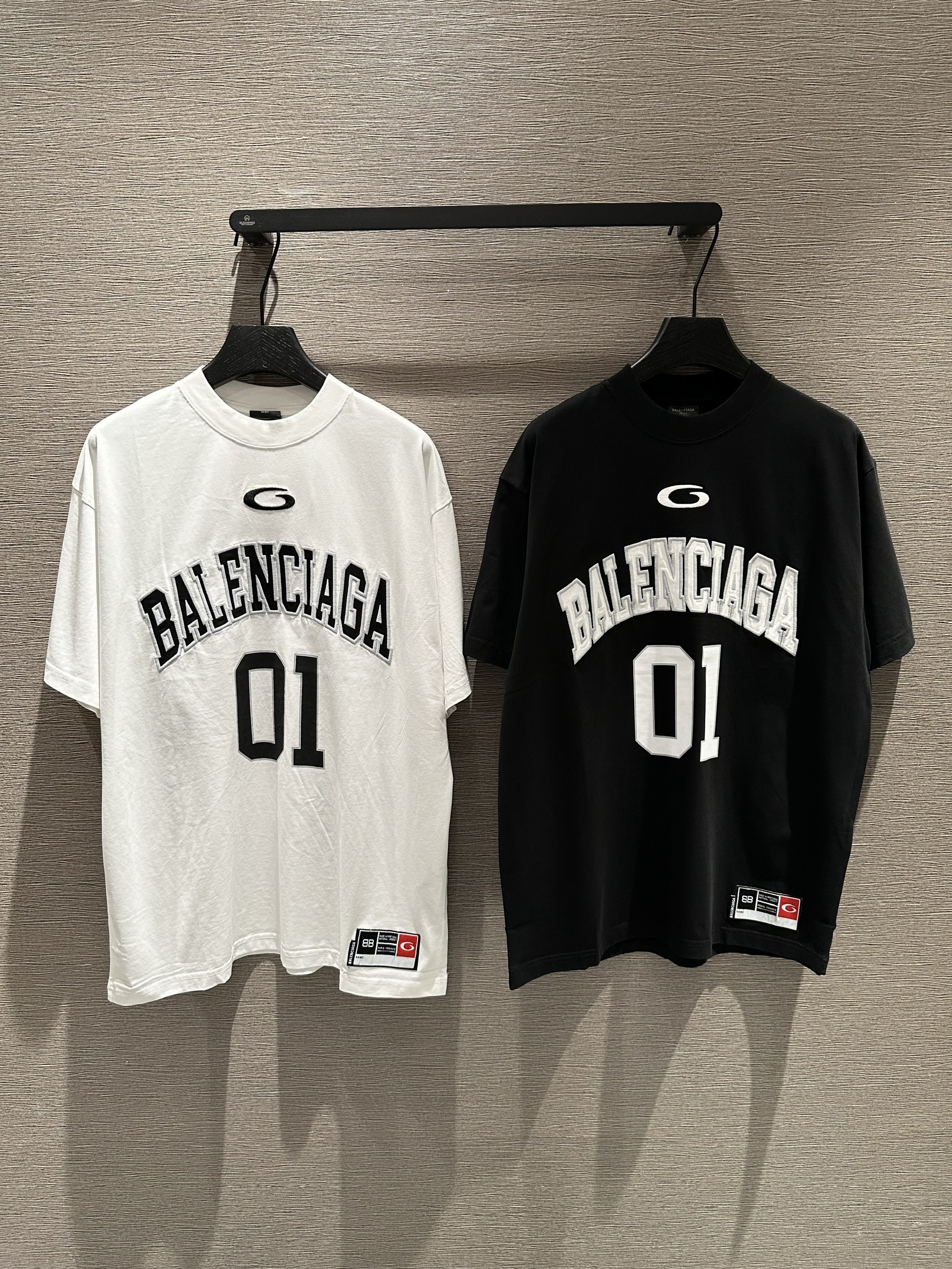 Áo phông T-shirt Balenciaga BB 01 logo chữ thêu Like Auth on web VTN
