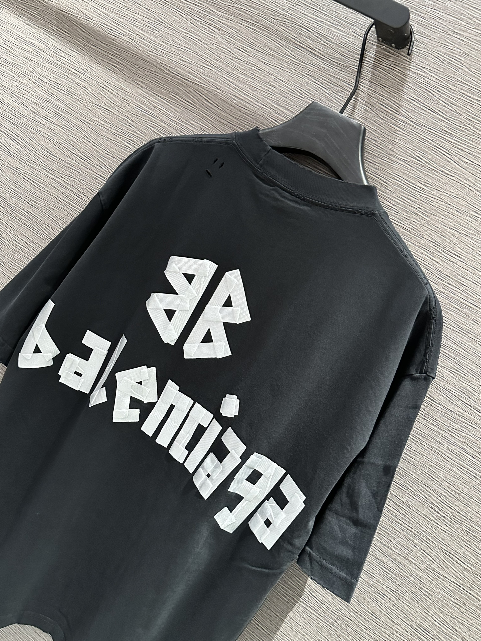 Áo phông T-shirt Balenciaga BB Đen logo chữ Trắng Like Auth on web VTN