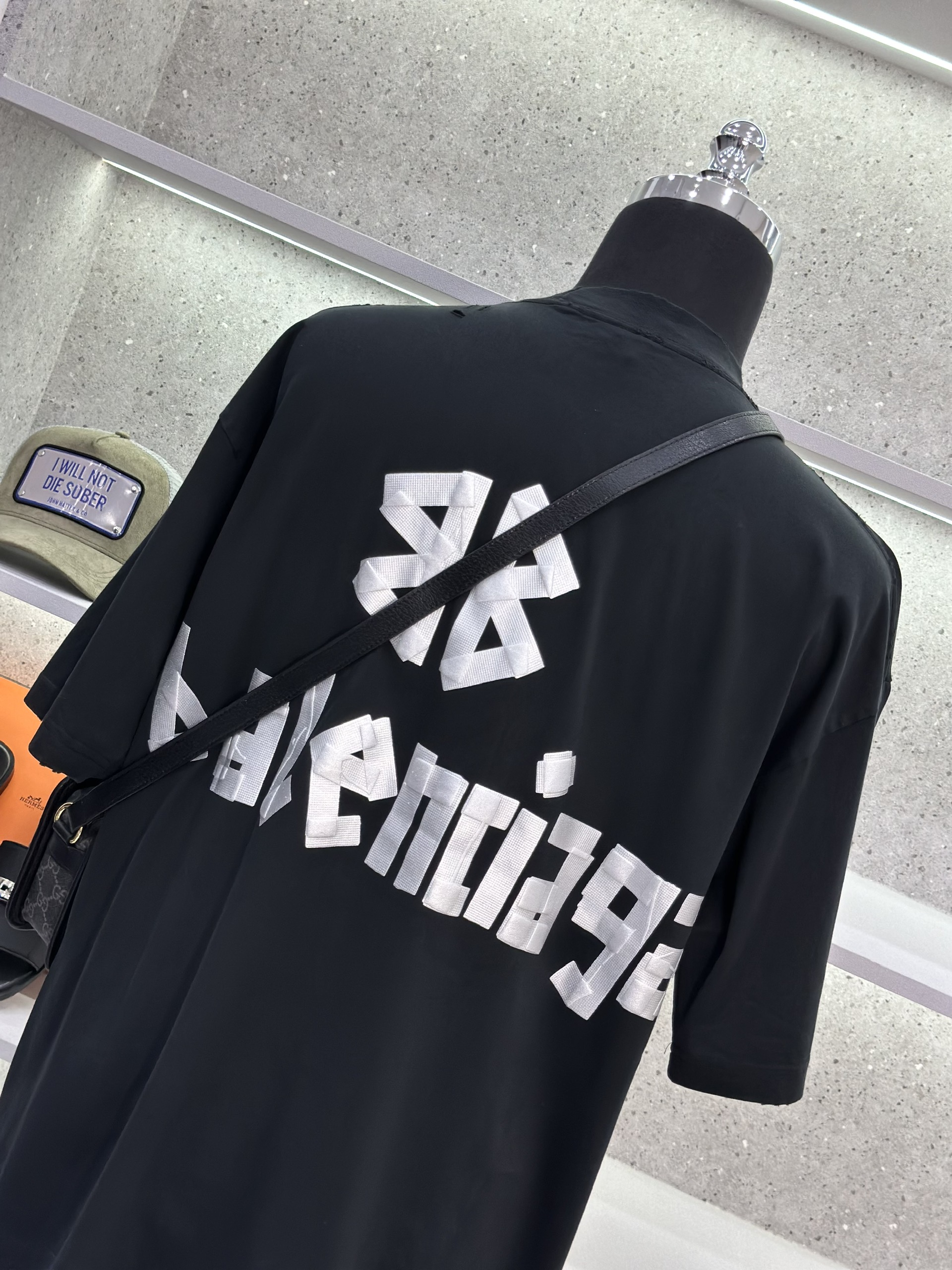 Áo phông T-shirt Balenciaga BB Đen logo chữ Trắng Like Auth on web VTN