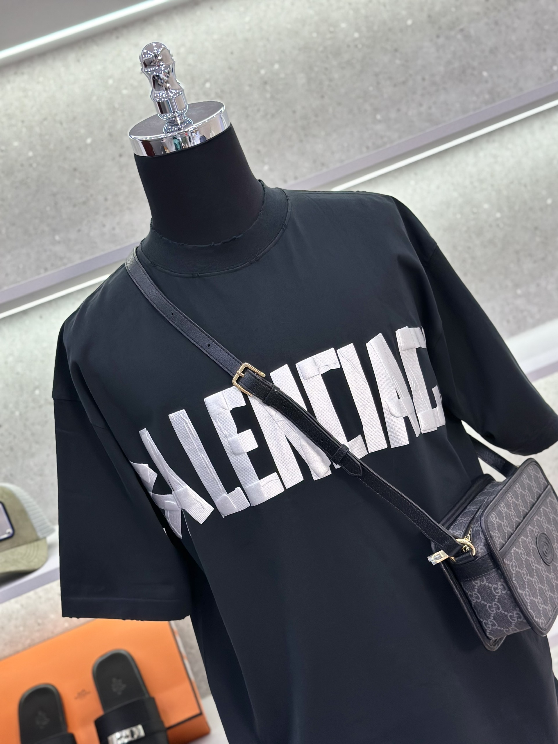 Áo phông T-shirt Balenciaga BB Đen logo chữ Trắng Like Auth on web VTN