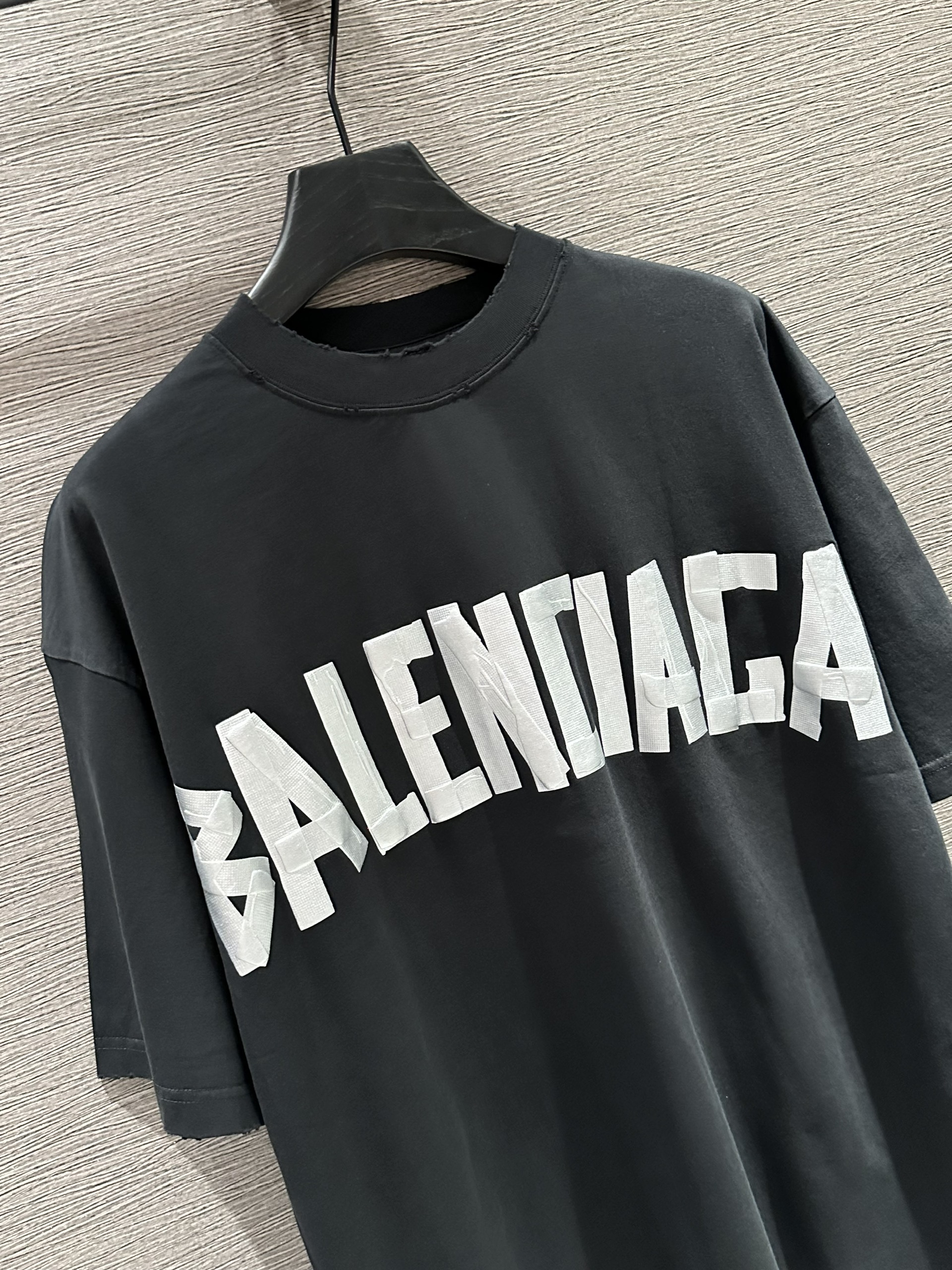Áo phông T-shirt Balenciaga BB Đen logo chữ Trắng Like Auth on web VTN
