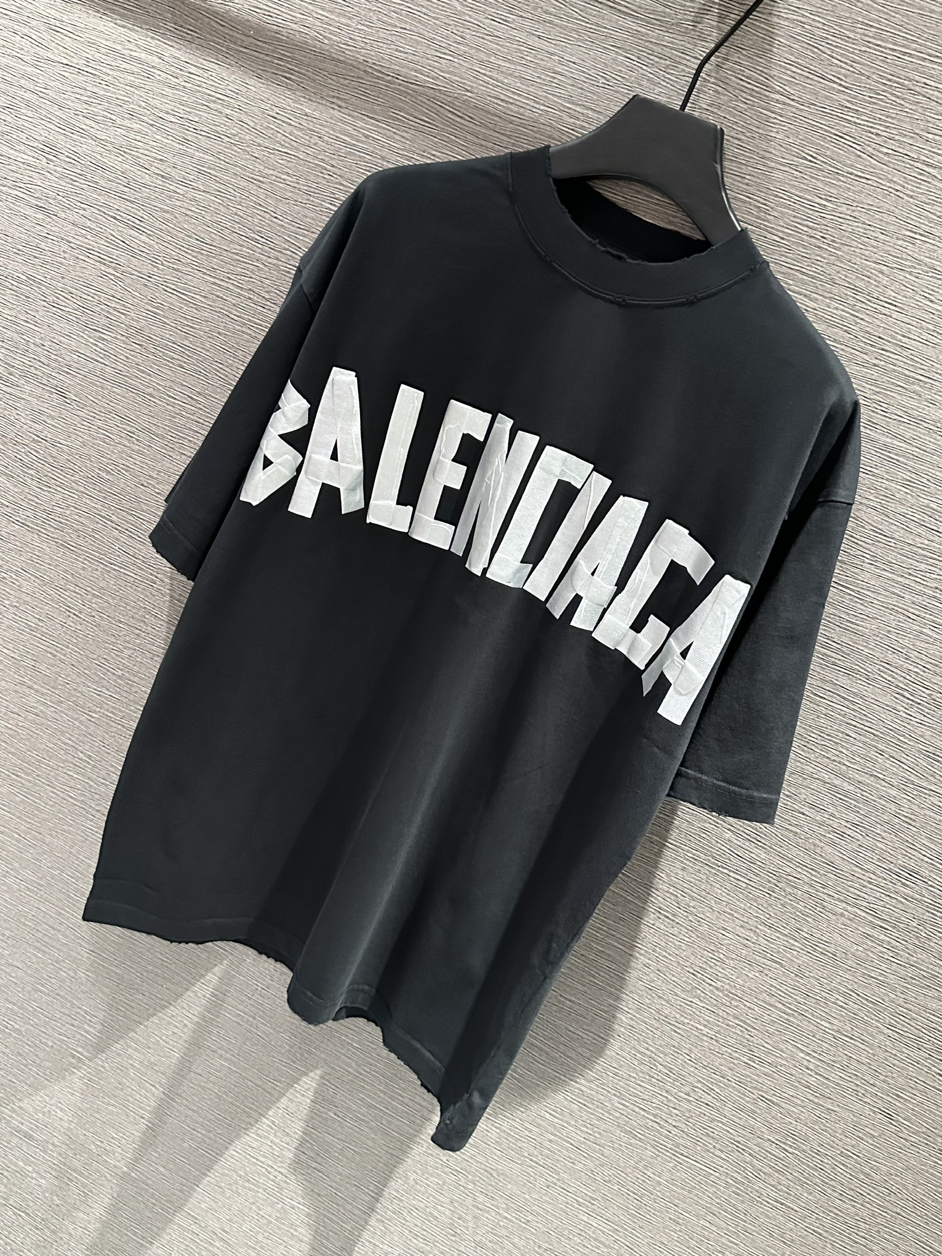 Áo phông T-shirt Balenciaga BB Đen logo chữ Trắng Like Auth on web VTN