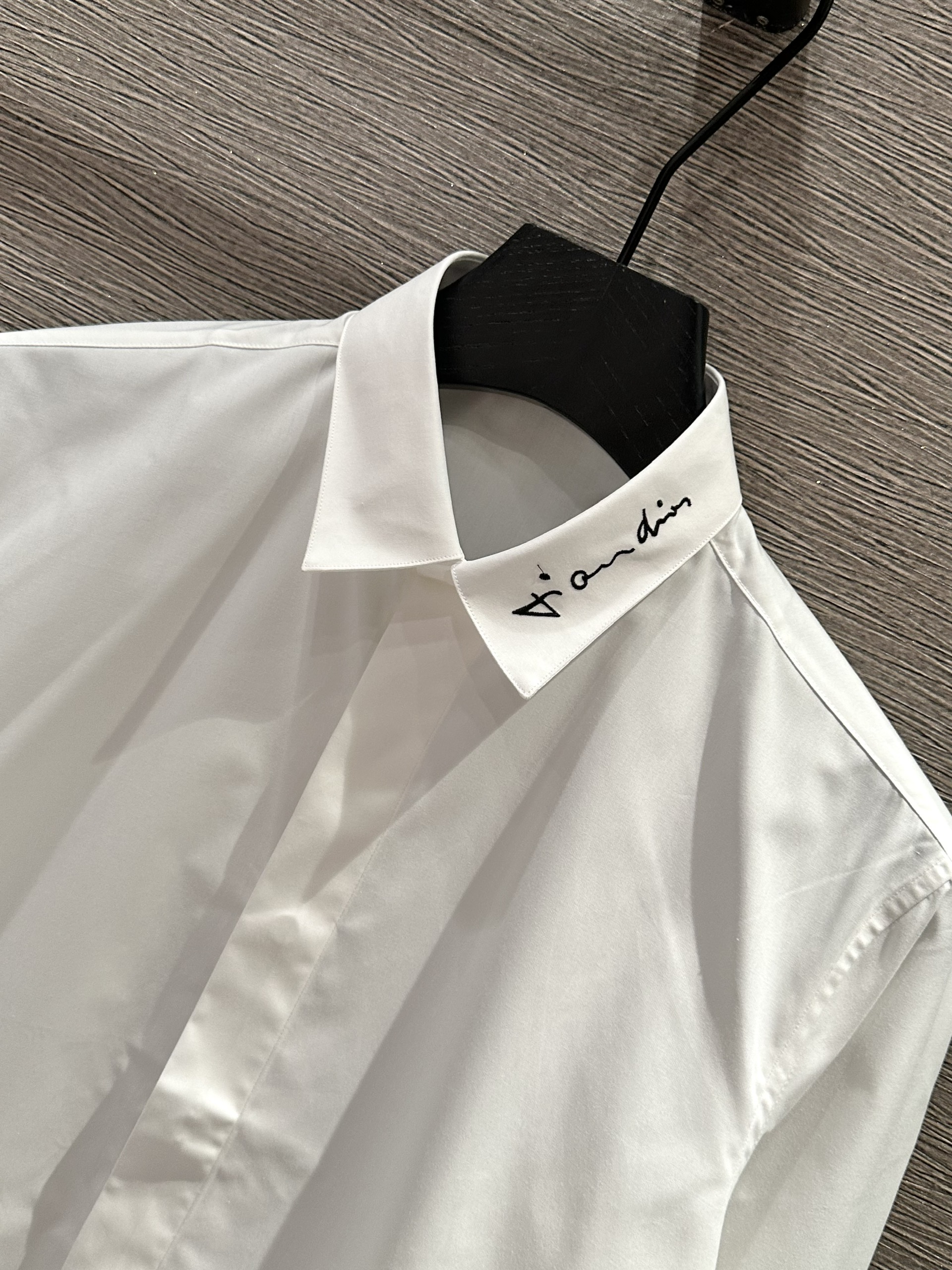Áo sơ mi dài tay Dior CD Trắng logo Ong chữ thêu Đen Like Auth on web VTN