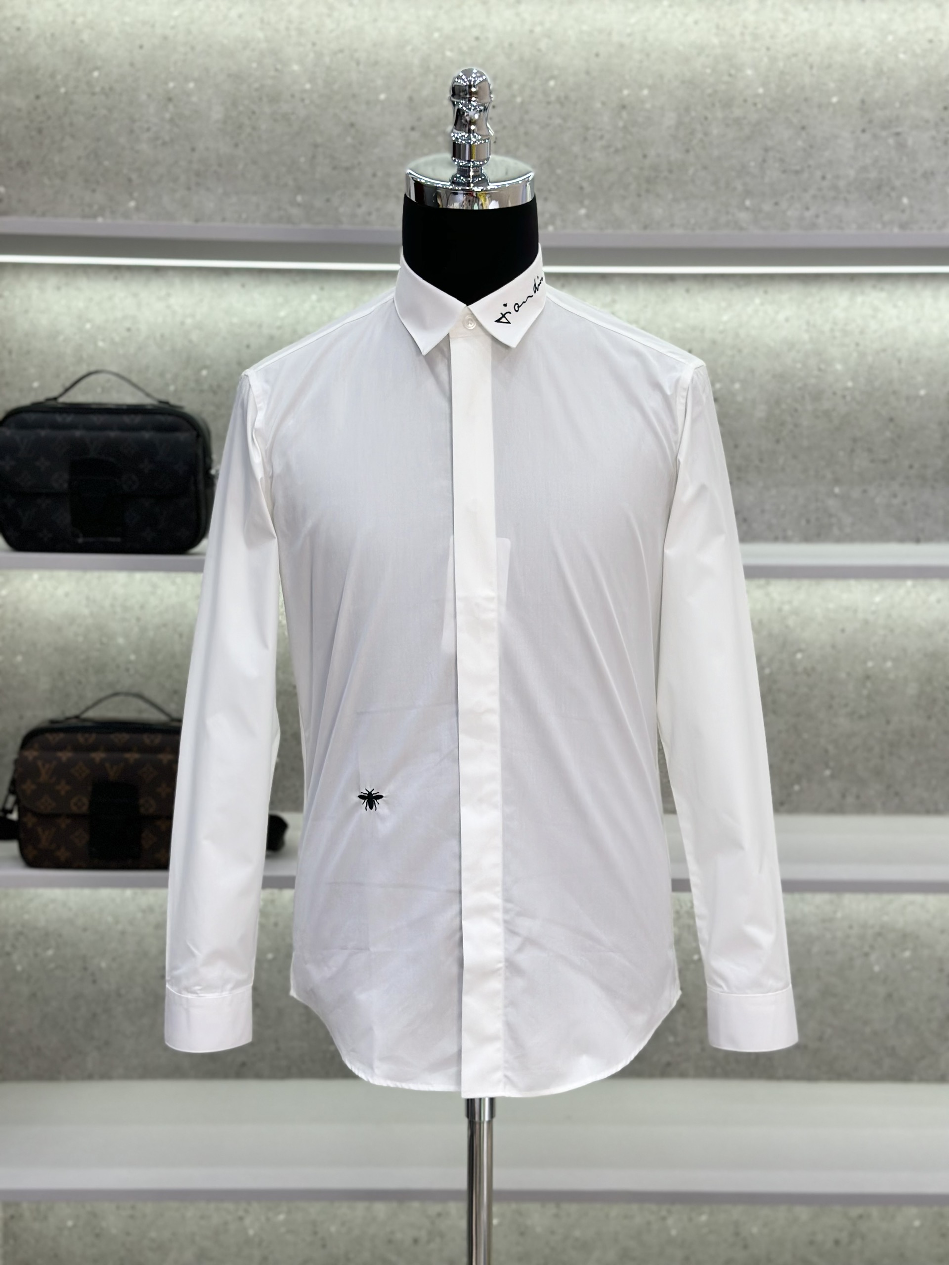 Áo sơ mi dài tay Dior CD Trắng logo Ong chữ thêu Đen Like Auth on web VTN