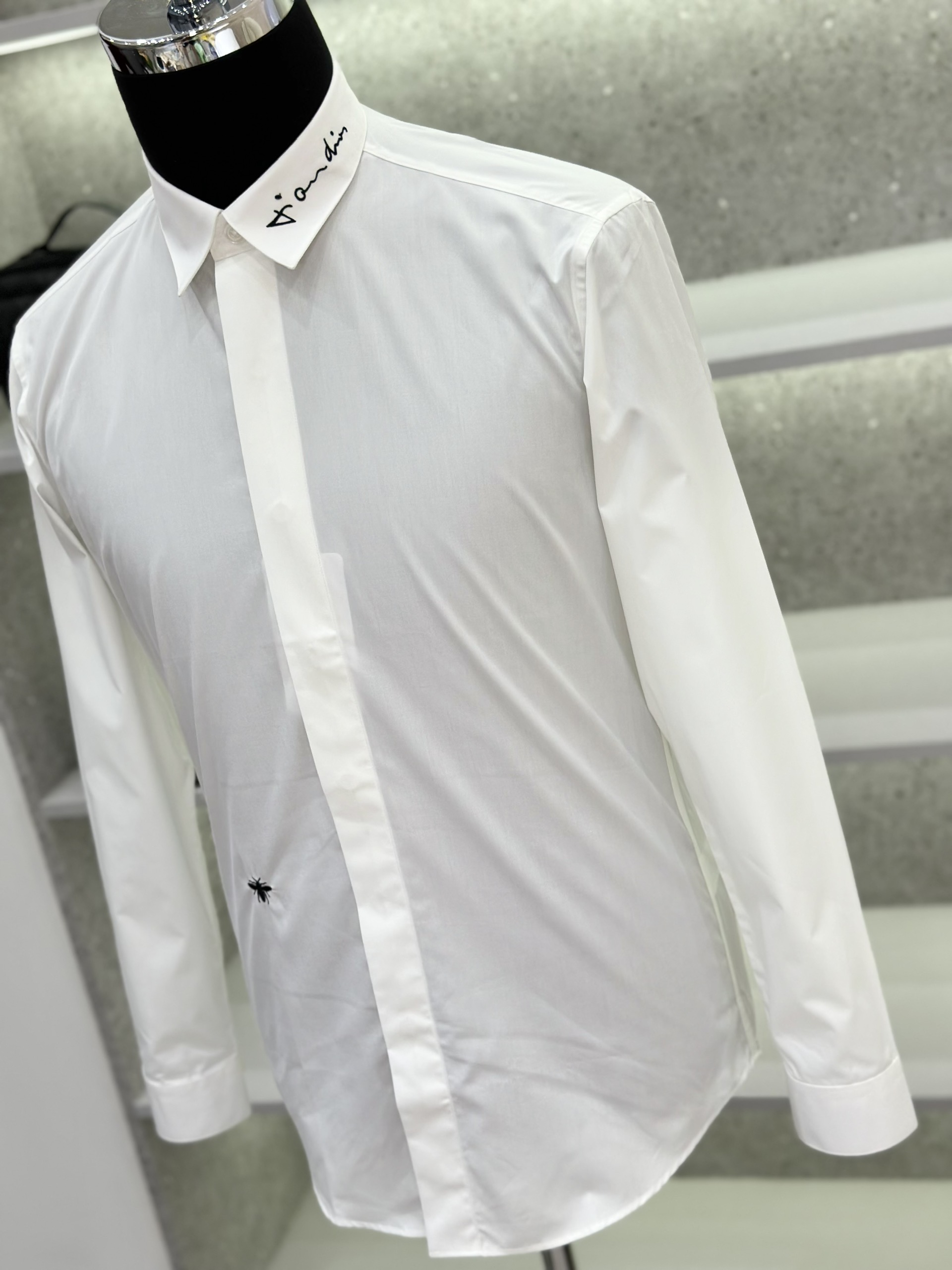 Áo sơ mi dài tay Dior CD Trắng logo Ong chữ thêu Đen Like Auth on web VTN