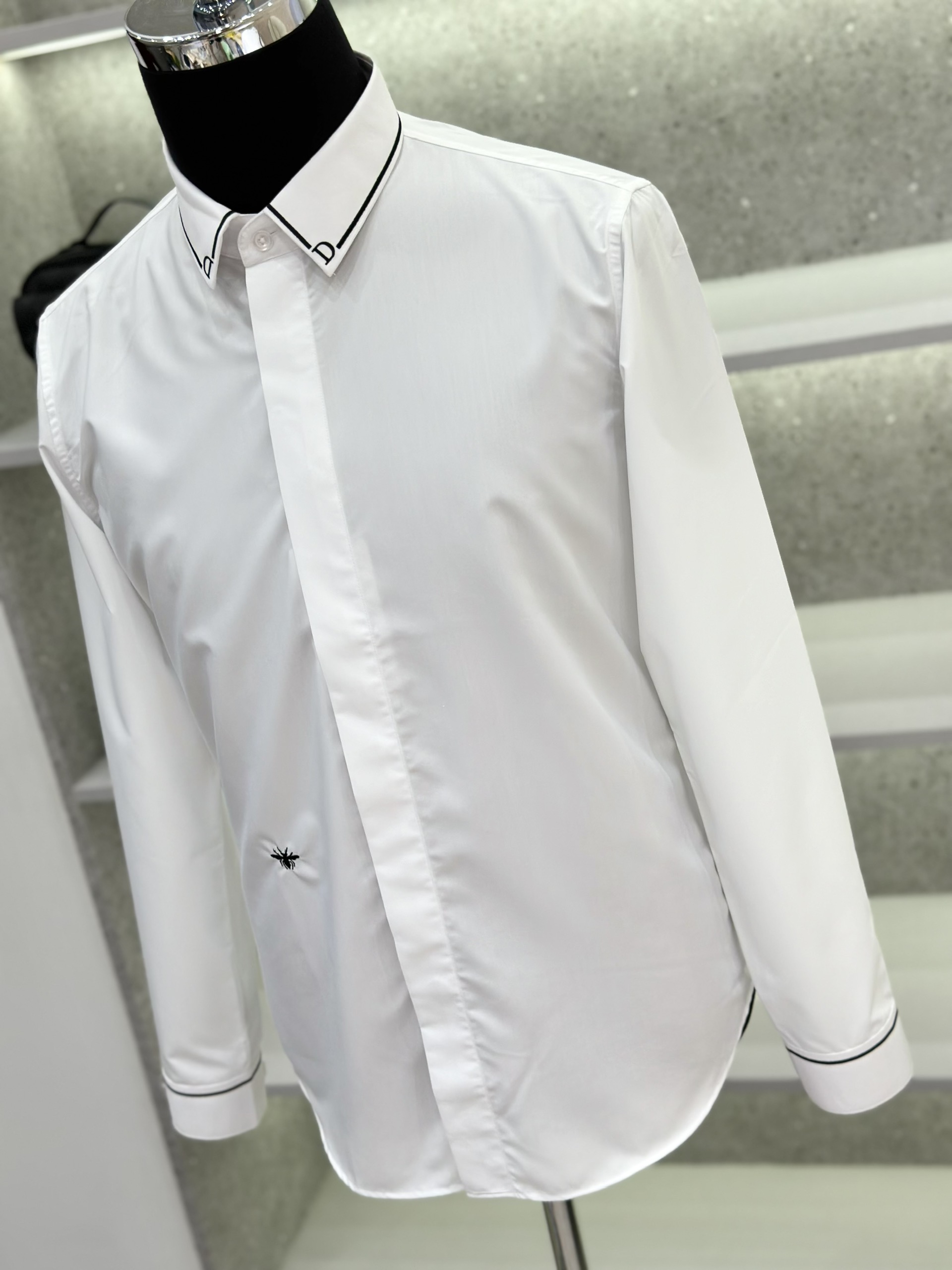 Áo sơ mi dài tay Dior CD Trắng logo Ong kẻ viền cổ D Đen Like Auth on web VTN