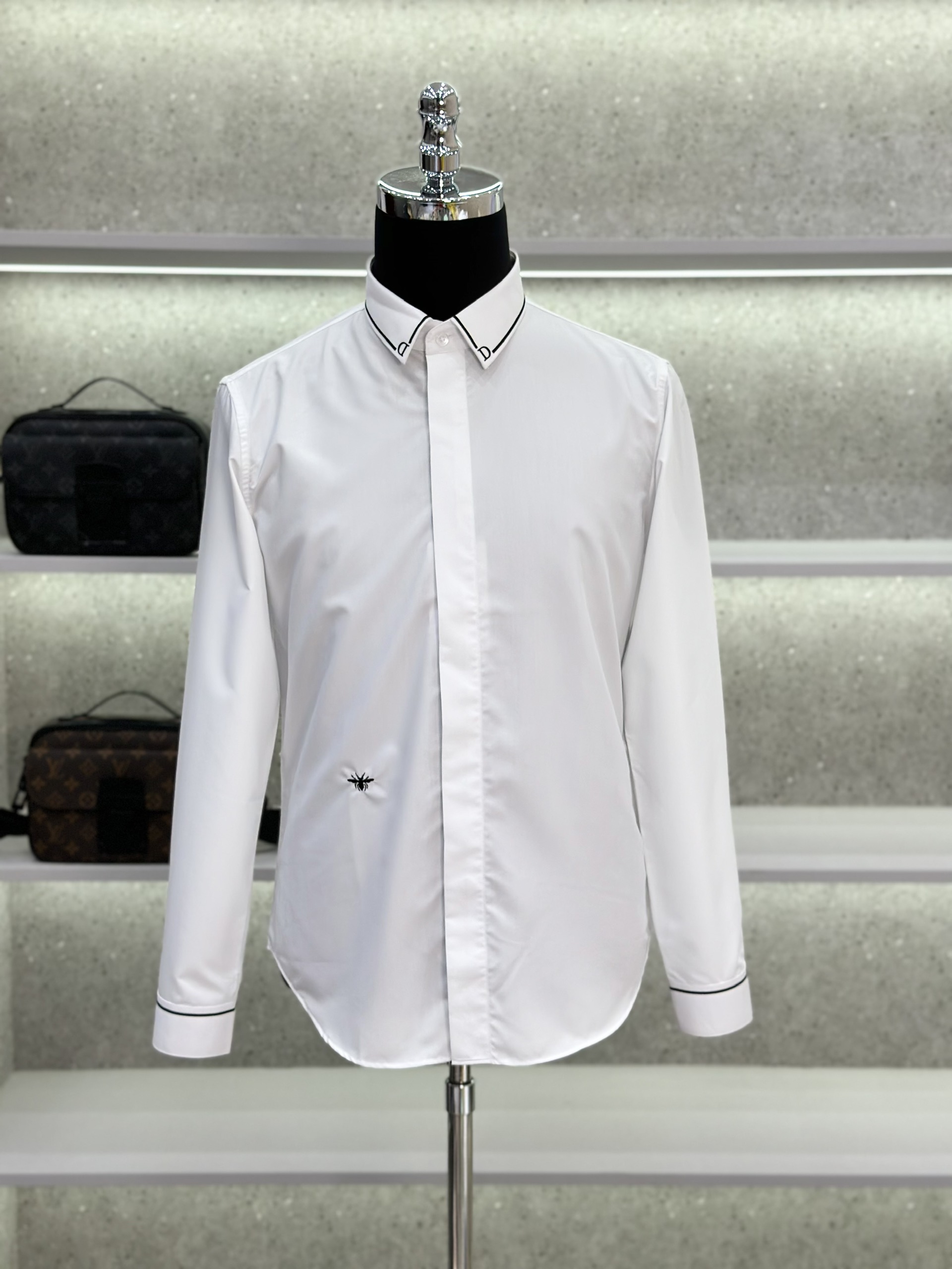 Áo sơ mi dài tay Dior CD Trắng logo Ong kẻ viền cổ D Đen Like Auth on web VTN