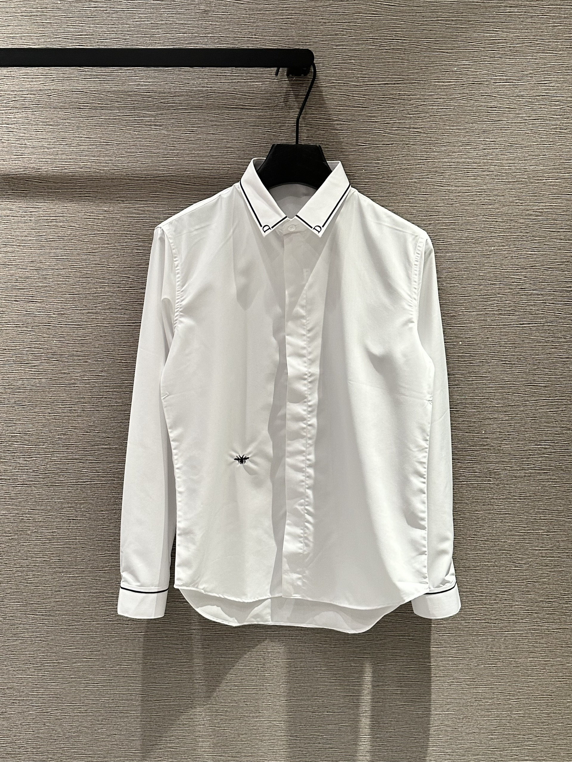 Áo sơ mi dài tay Dior CD Trắng logo Ong kẻ viền cổ D Đen Like Auth on web VTN