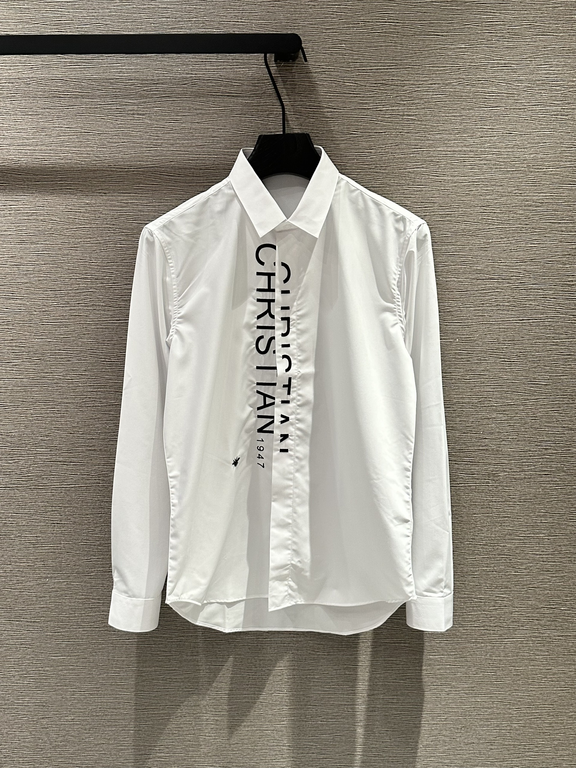 Áo sơ mi dài tay Dior CD 1947 Trắng logo chữ Đen dọc khuy Like Auth on web VTN