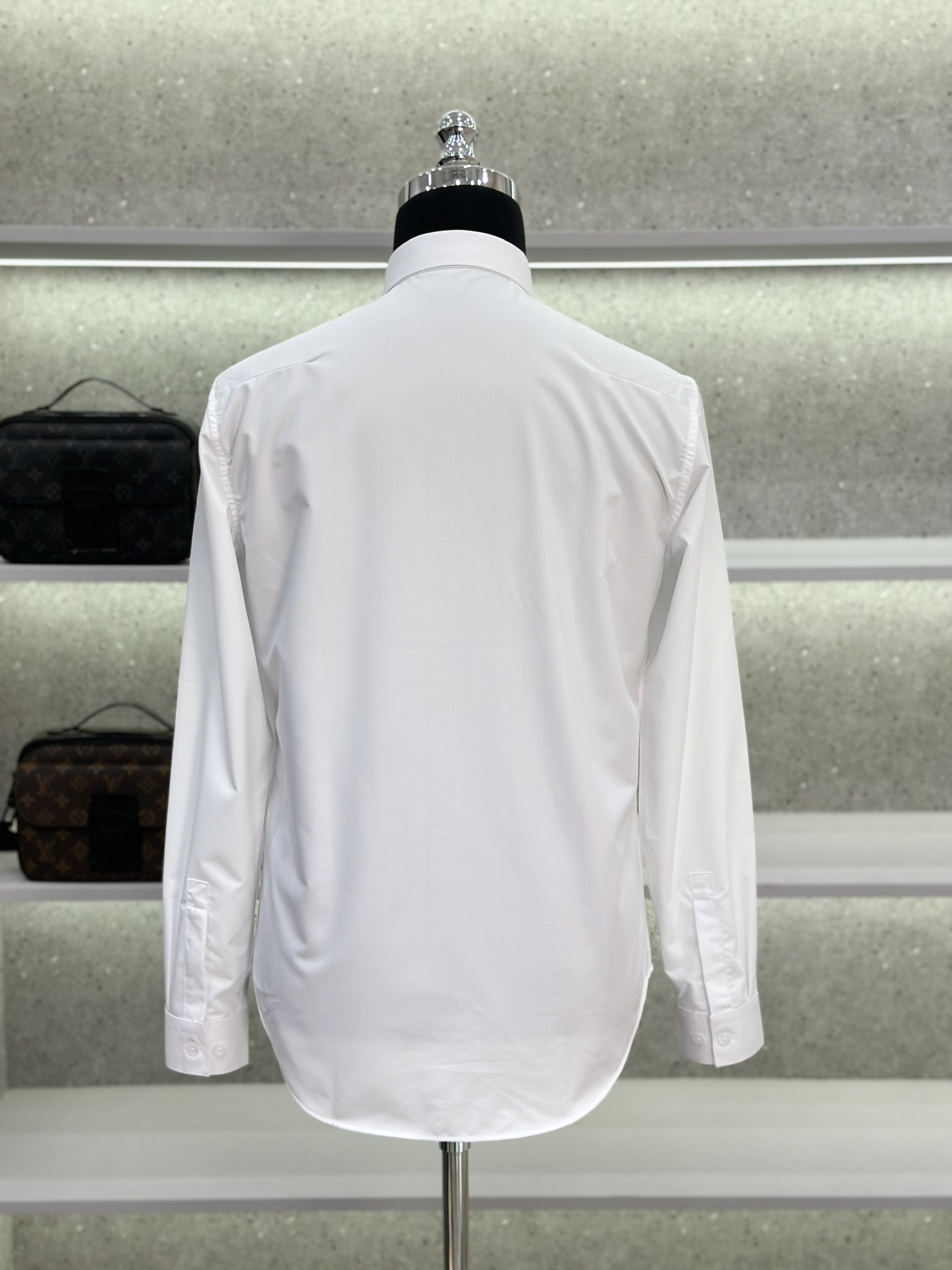 Áo sơ mi dài tay Dior CD 1947 Trắng logo chữ Đen dọc khuy Like Auth on web VTN