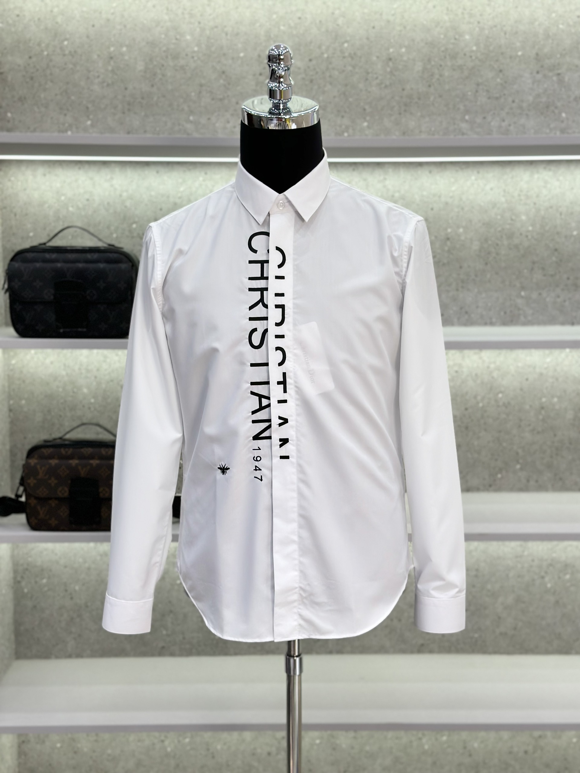 Áo sơ mi dài tay Dior CD 1947 Trắng logo chữ Đen dọc khuy Like Auth on web VTN