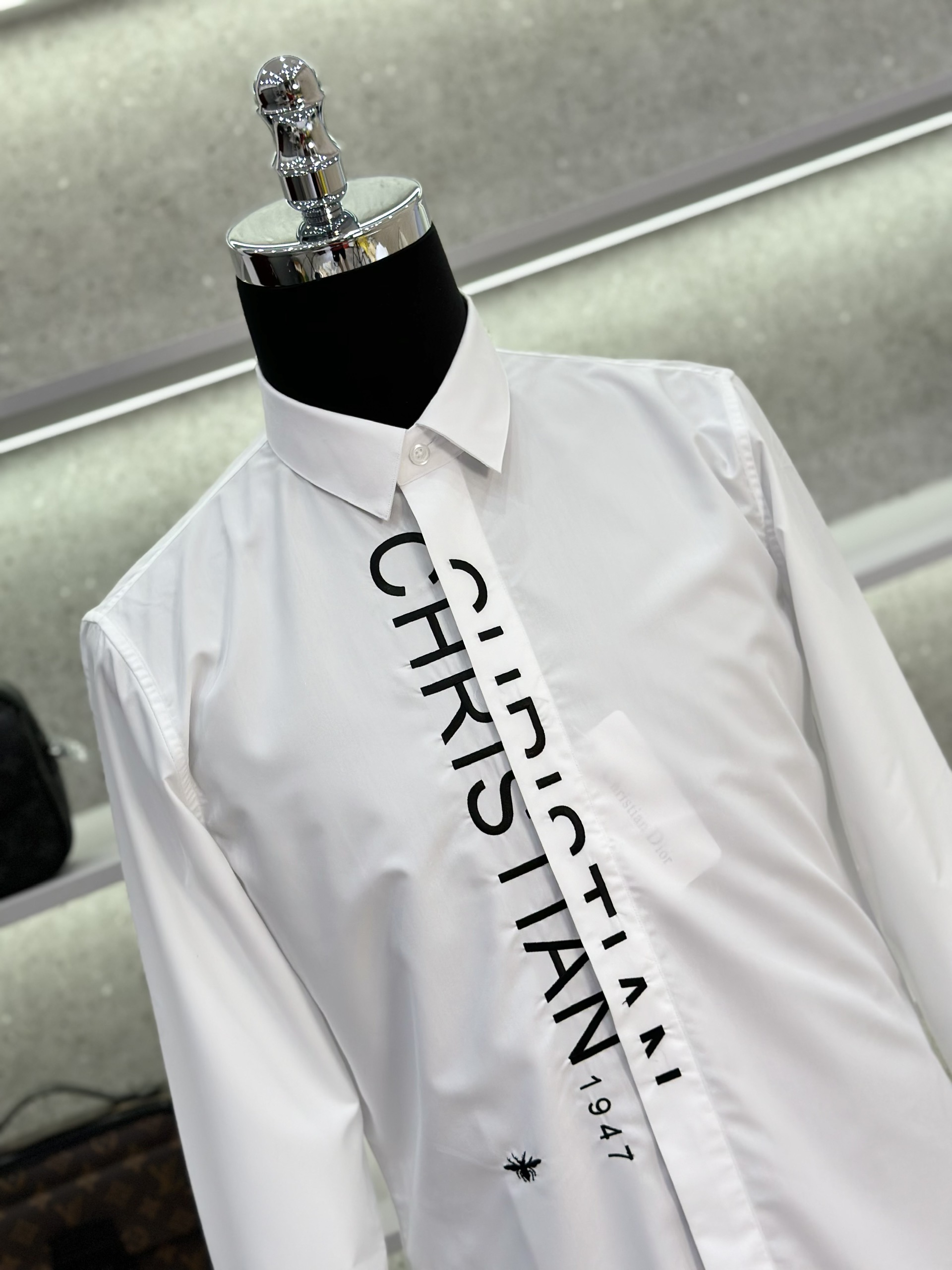 Áo sơ mi dài tay Dior CD 1947 Trắng logo chữ Đen dọc khuy Like Auth on web VTN