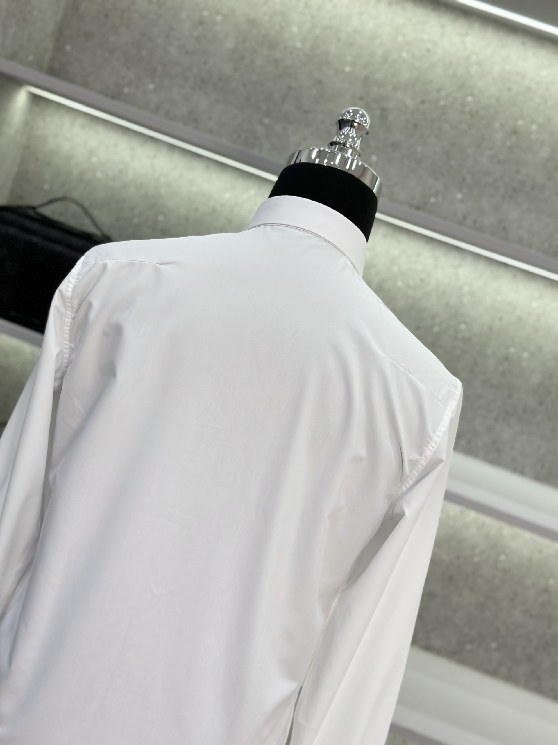 Áo sơ mi dài tay Dior CD 1947 Trắng logo chữ Đen dọc khuy Like Auth on web VTN