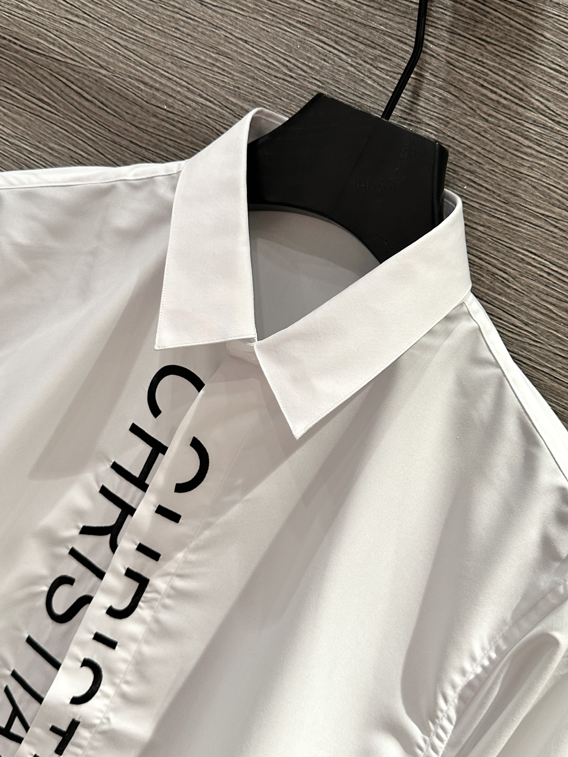 Áo sơ mi dài tay Dior CD 1947 Trắng logo chữ Đen dọc khuy Like Auth on web VTN