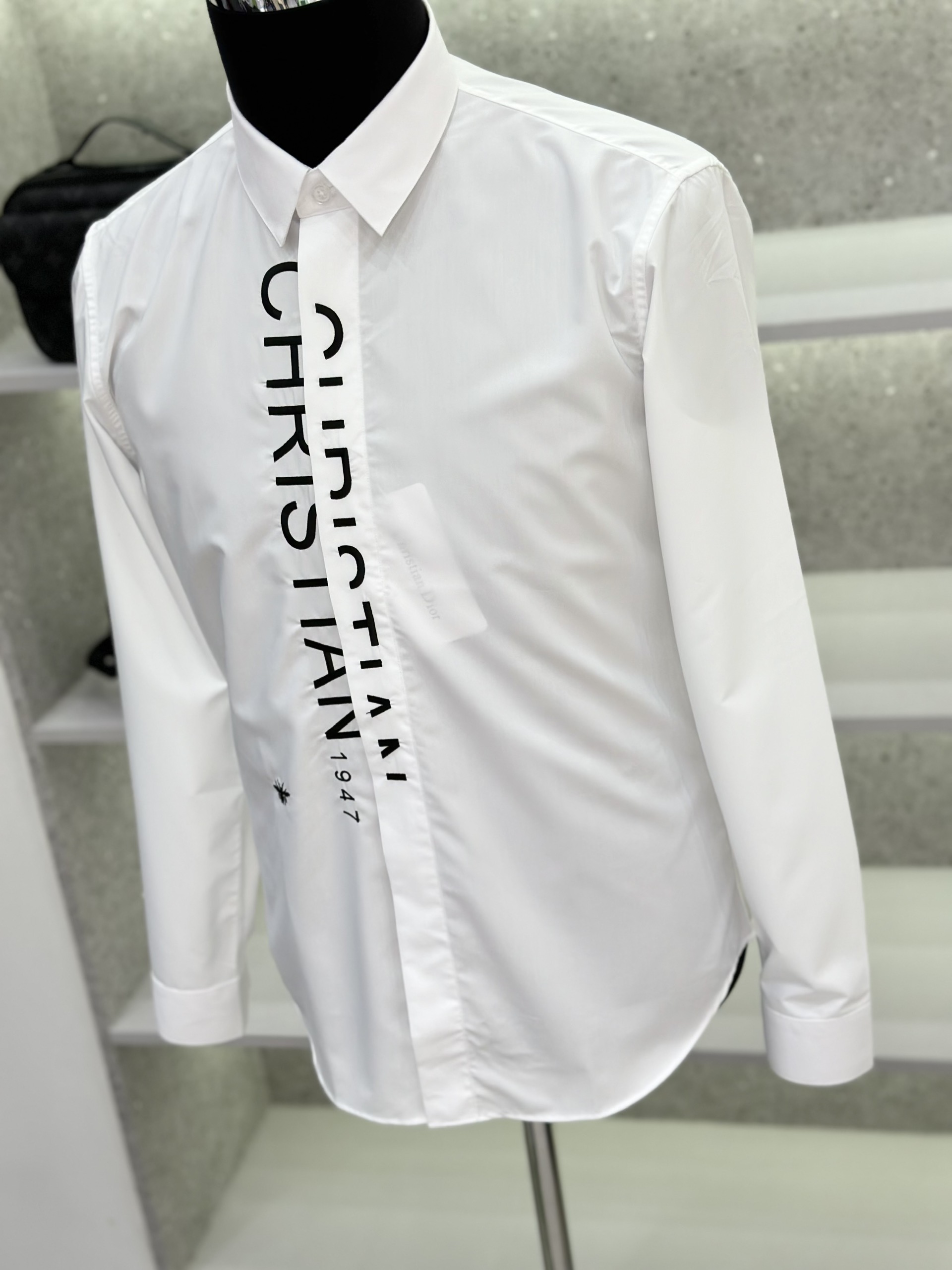 Áo sơ mi dài tay Dior CD 1947 Trắng logo chữ Đen dọc khuy Like Auth on web VTN