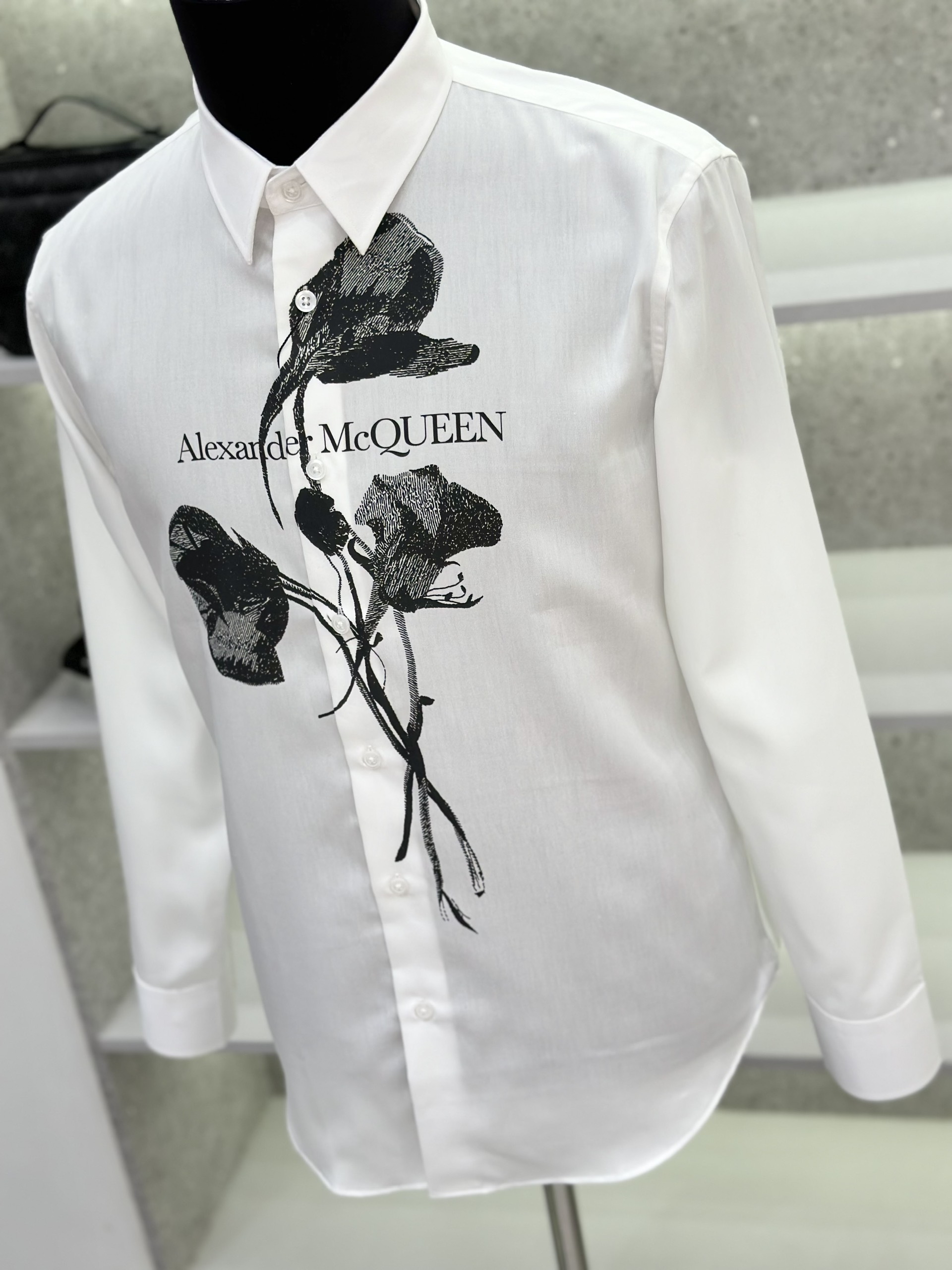 Áo sơ mi dài tay McQueen MCQ Trắng hoa Đen thêu Like Auth on web VTN