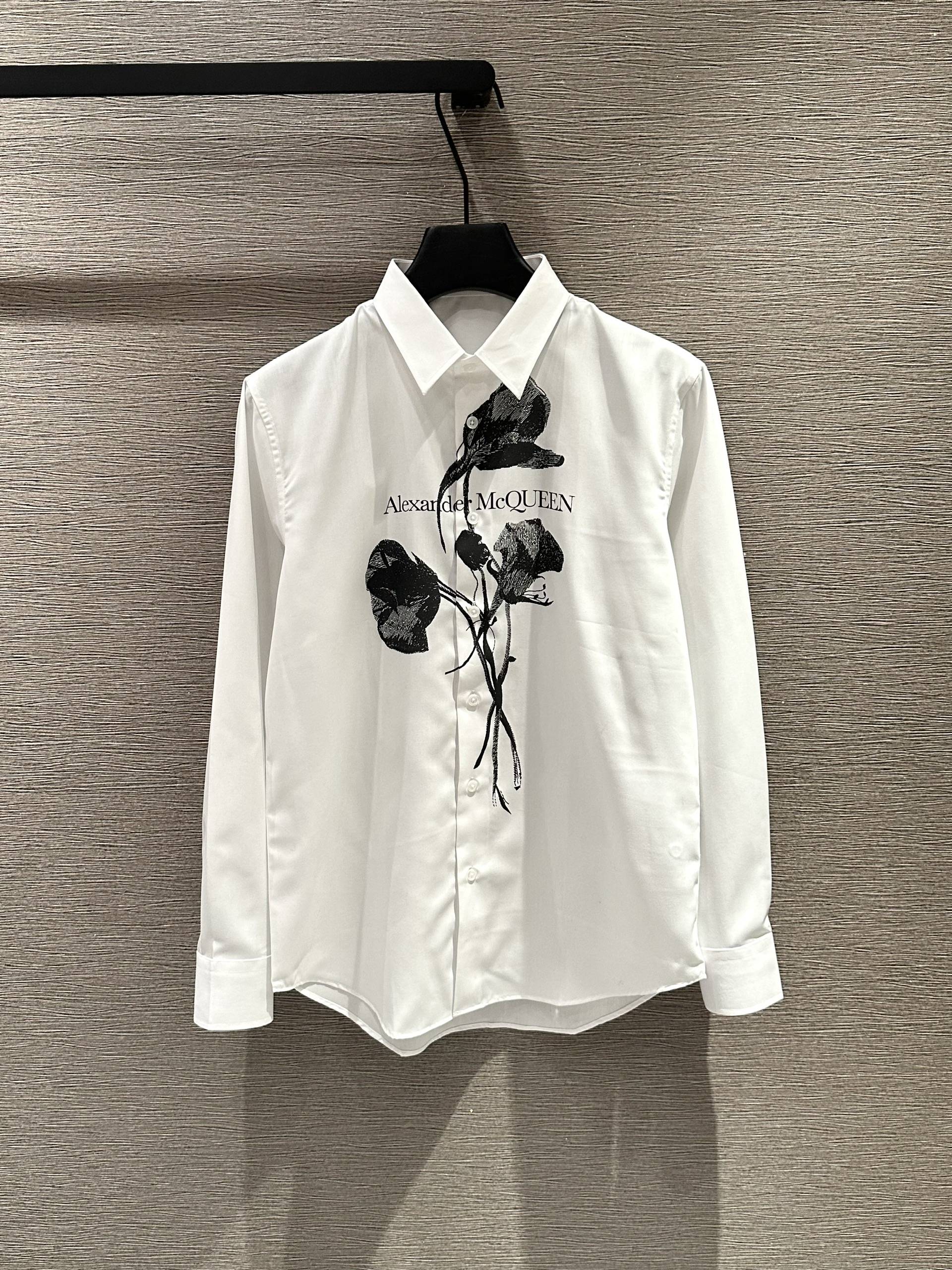 Áo sơ mi dài tay McQueen MCQ Trắng hoa Đen thêu Like Auth on web VTN