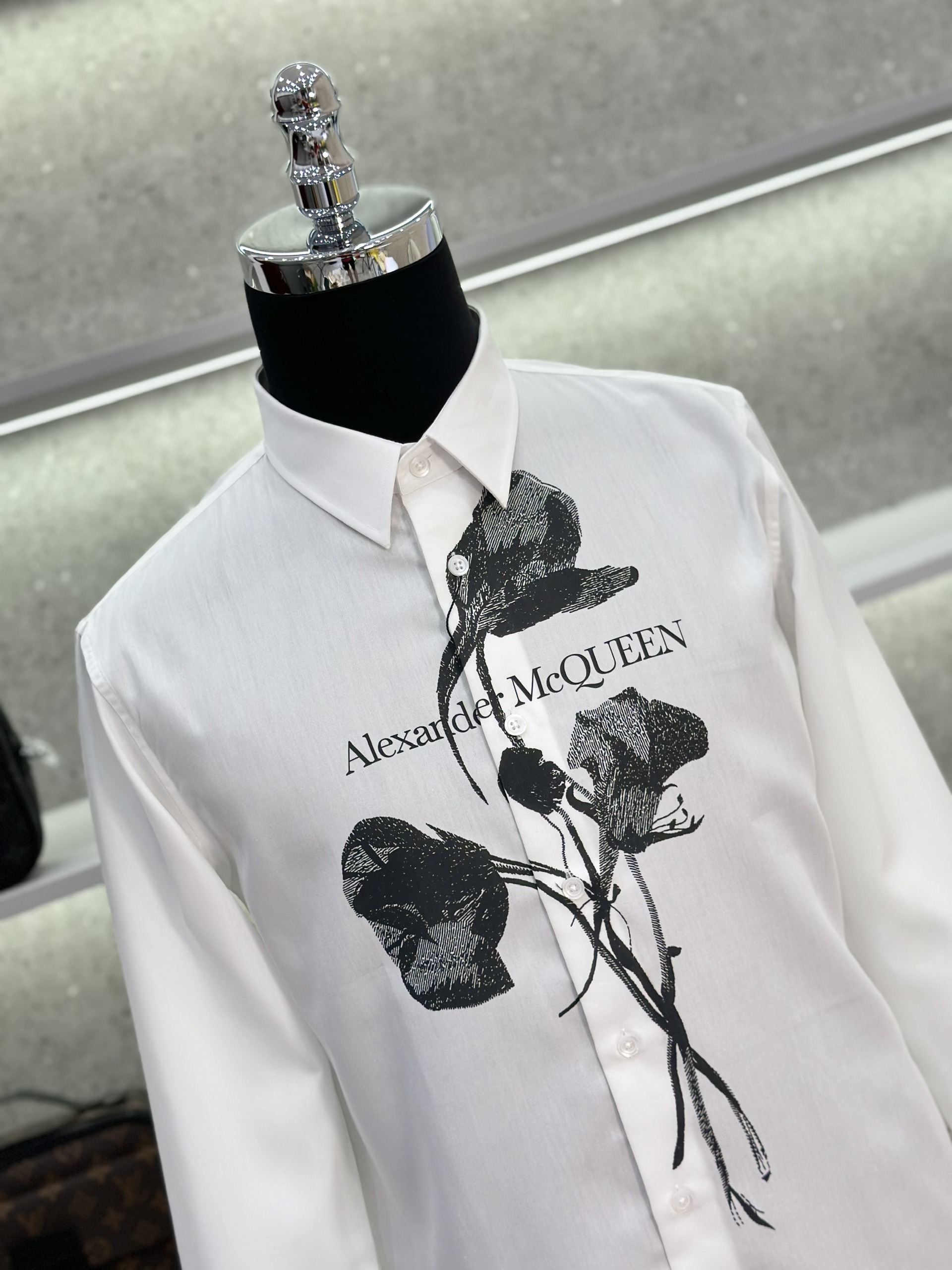 Áo sơ mi dài tay McQueen MCQ Trắng hoa Đen thêu Like Auth on web VTN