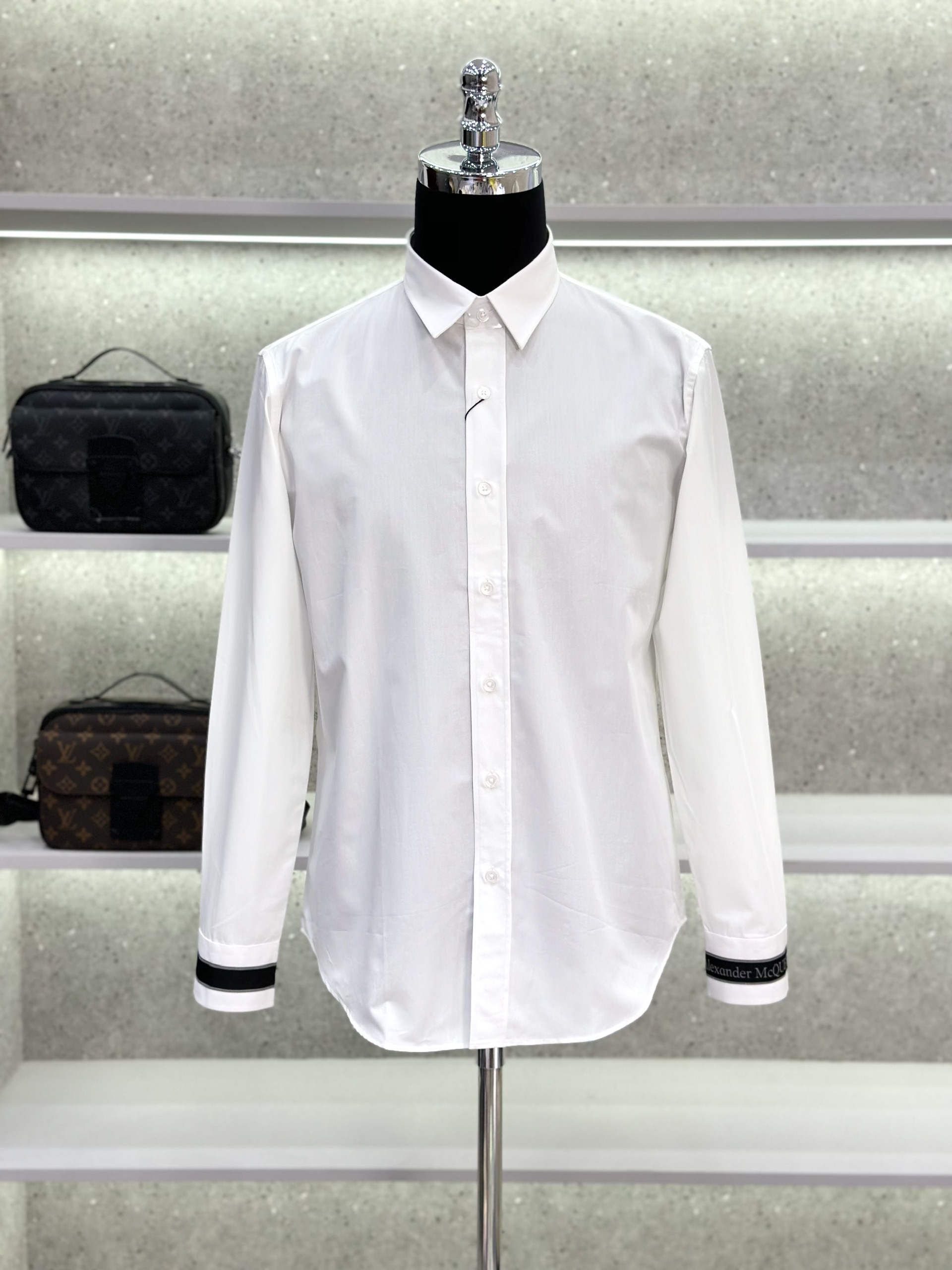 Áo sơ mi dài tay McQueen MCQ Trắng trơn phối kẻ sọc tay Đen Like Auth on web VTN