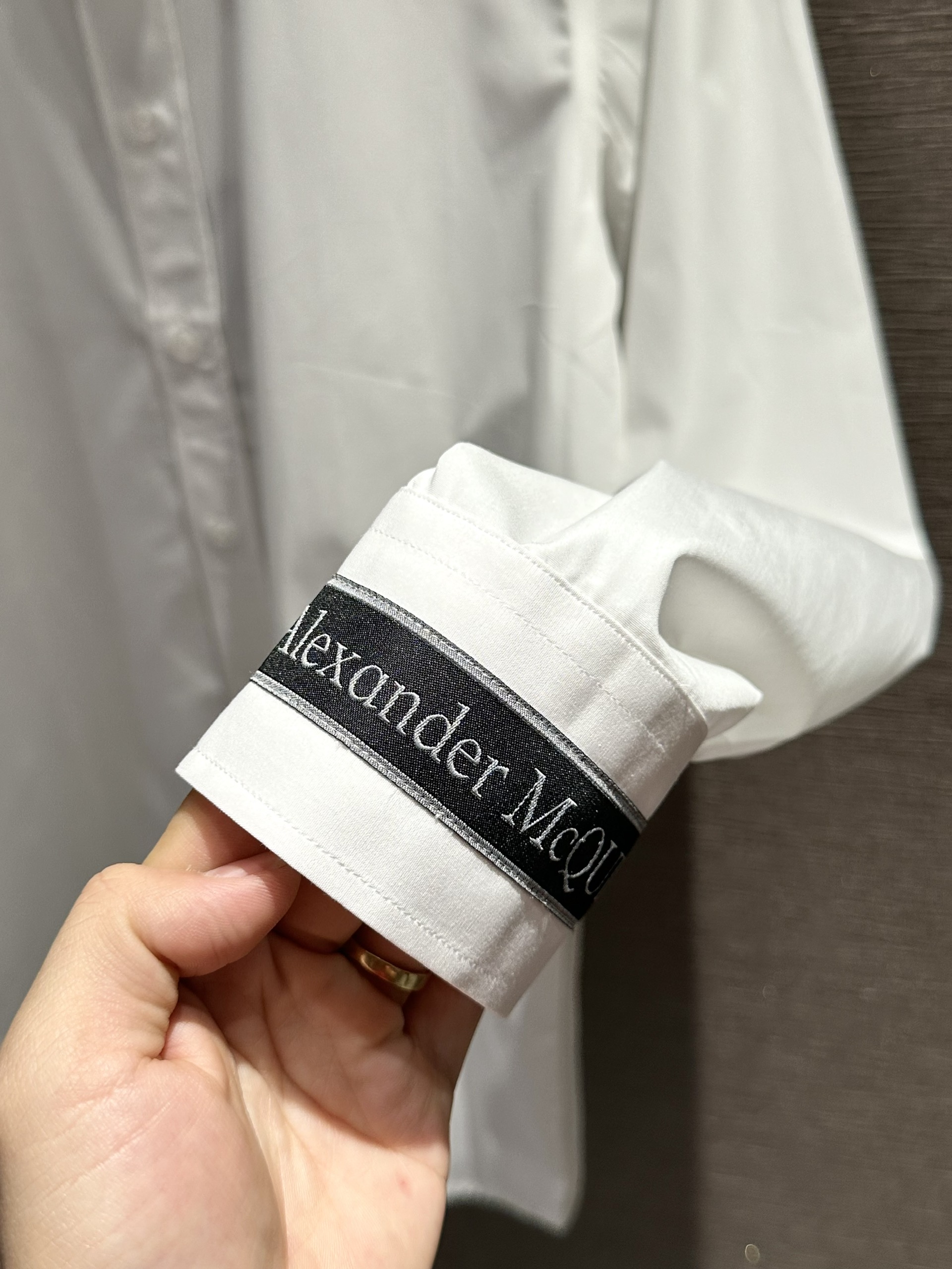 Áo sơ mi dài tay McQueen MCQ Trắng trơn phối kẻ sọc tay Đen Like Auth on web VTN