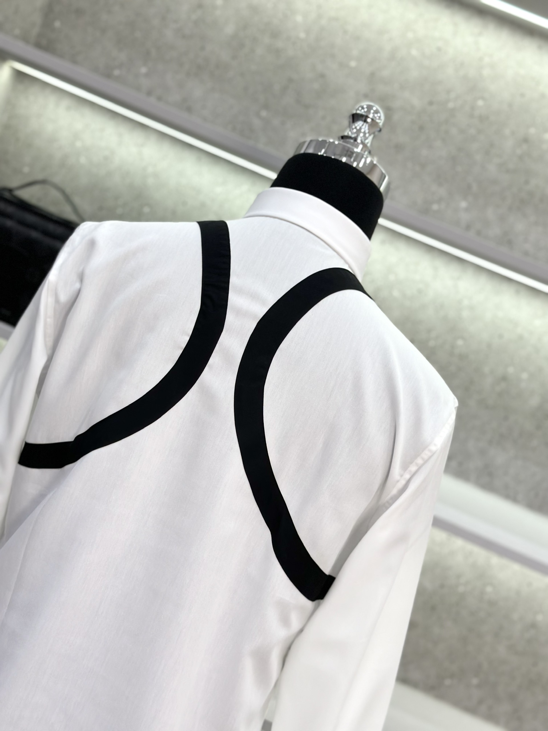 Áo sơ mi dài tay McQueen MCQ Trắng trơn phối vạt vai Đen móc cài Like Auth on web VTN