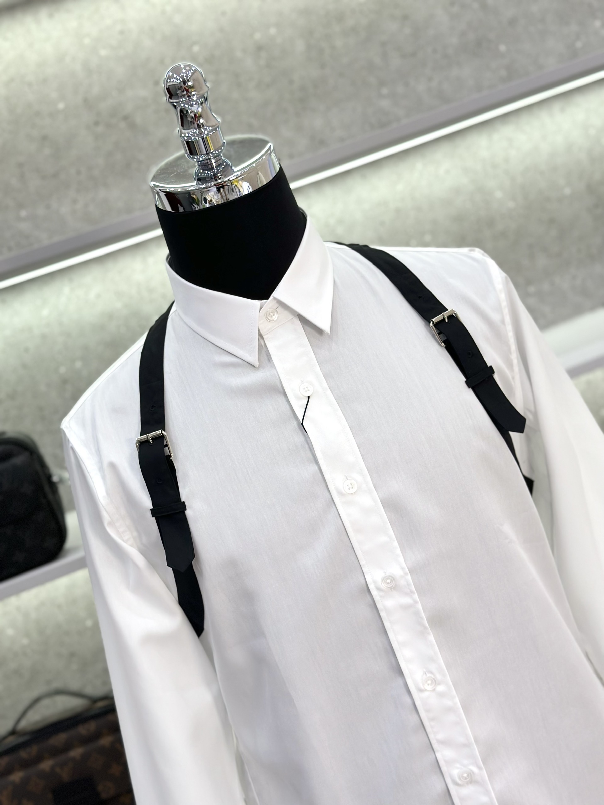Áo sơ mi dài tay McQueen MCQ Trắng trơn phối vạt vai Đen móc cài Like Auth on web VTN