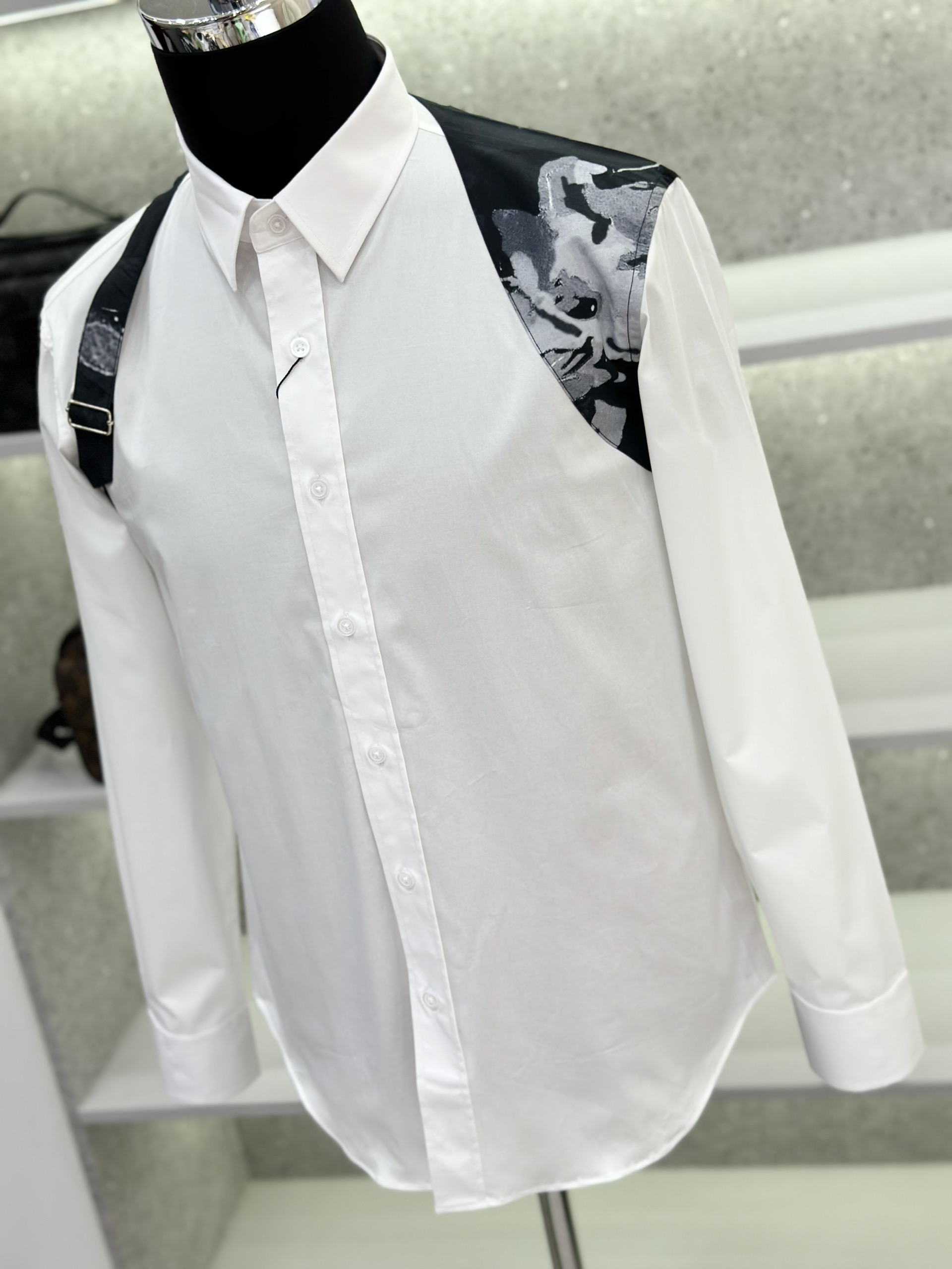 Áo sơ mi dài tay McQueen MCQ Trắng trơn phối vạt vai Đen họa tiết Like Auth on web VTN