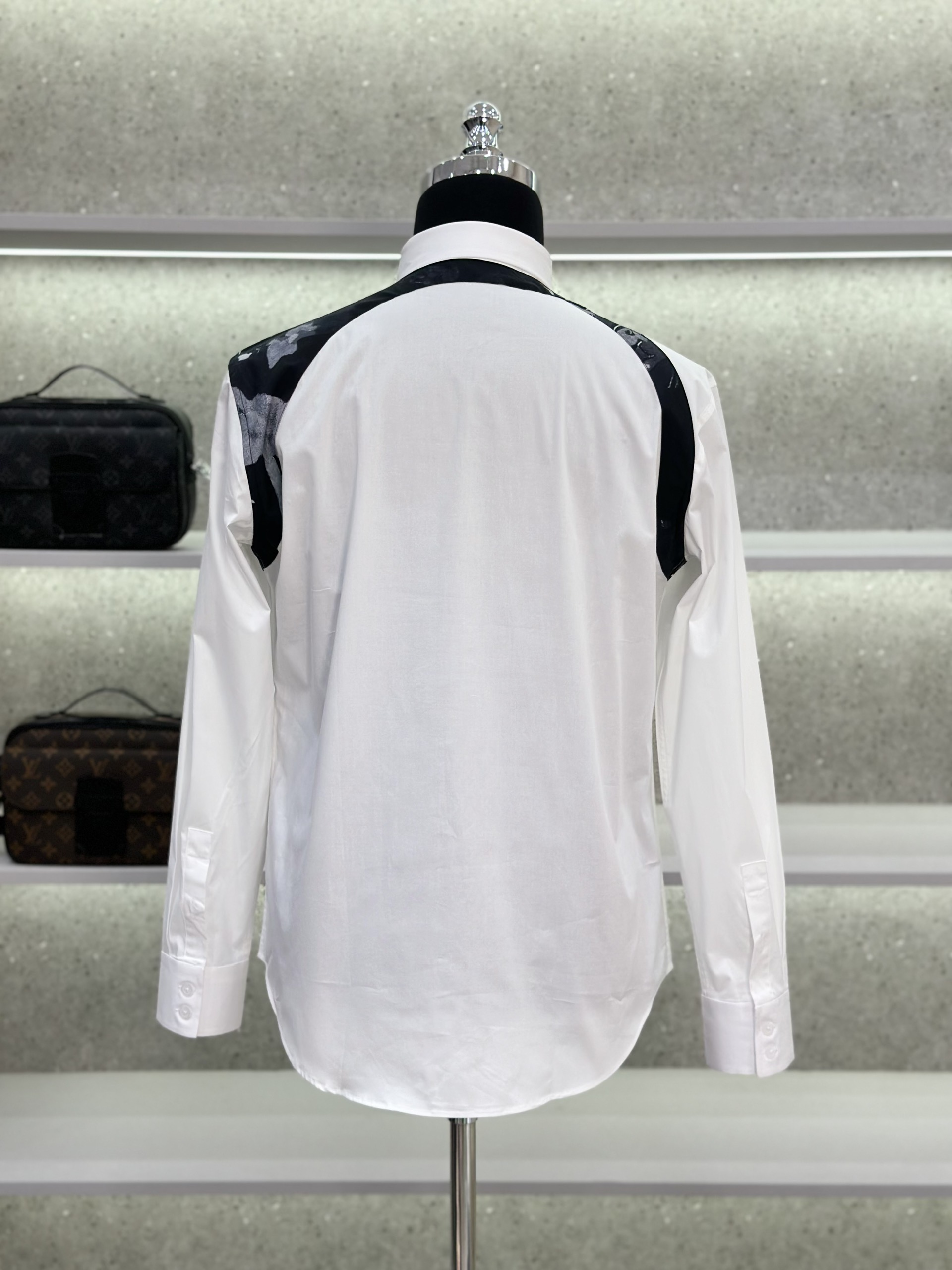 Áo sơ mi dài tay McQueen MCQ Trắng trơn phối vạt vai Đen họa tiết Like Auth on web VTN