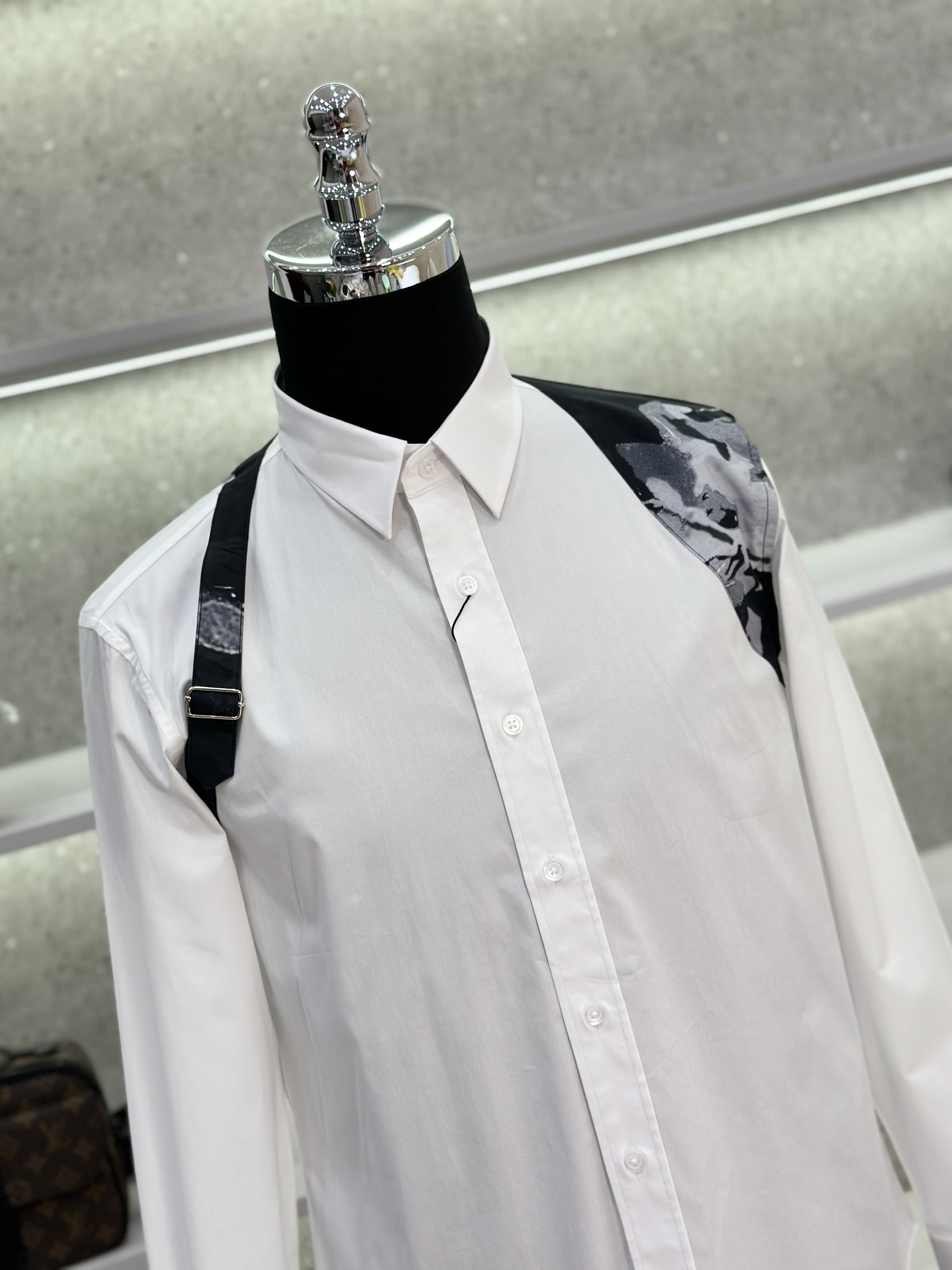 Áo sơ mi dài tay McQueen MCQ Trắng trơn phối vạt vai Đen họa tiết Like Auth on web VTN