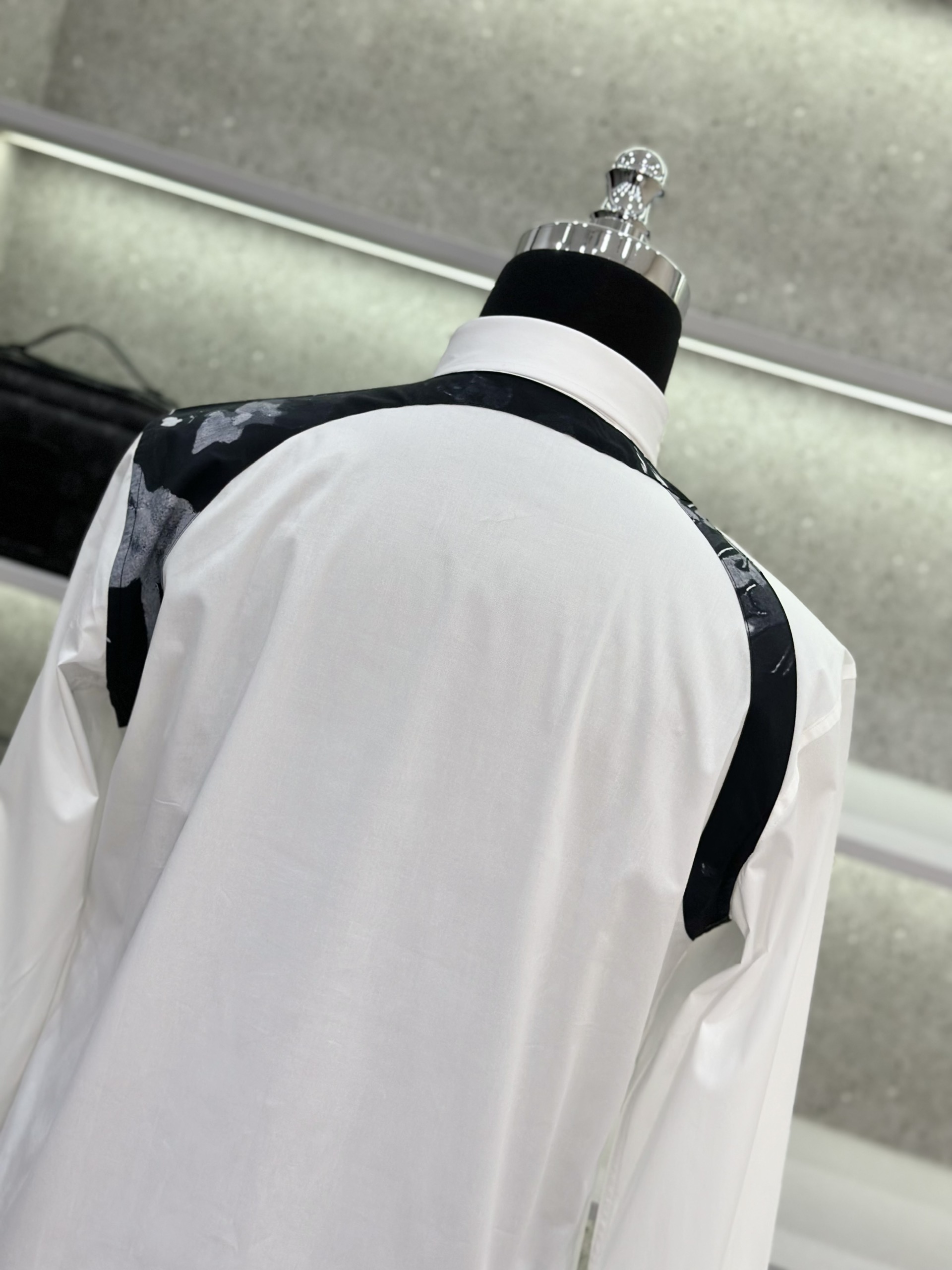 Áo sơ mi dài tay McQueen MCQ Trắng trơn phối vạt vai Đen họa tiết Like Auth on web VTN