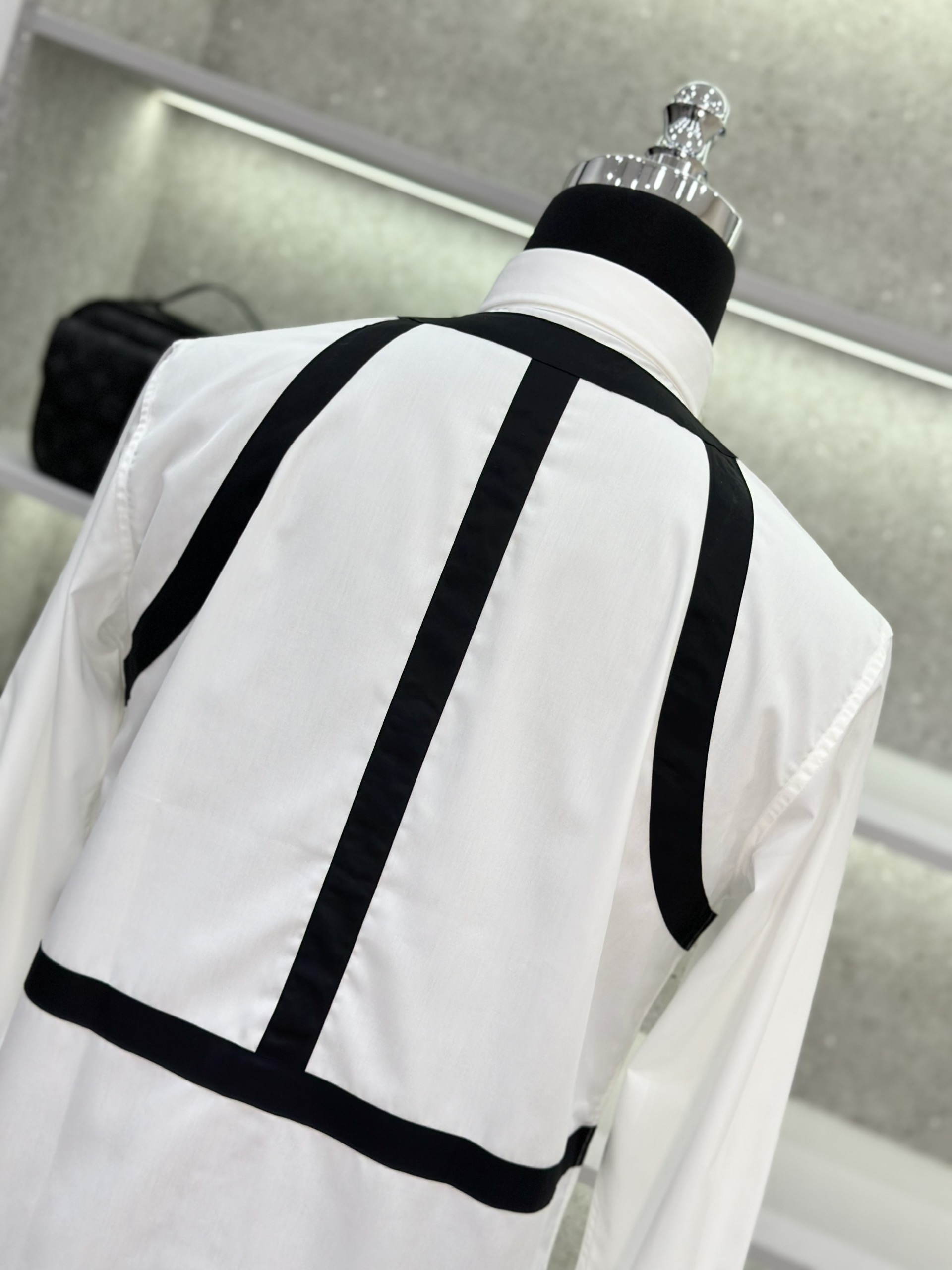 Áo sơ mi dài tay McQueen MCQ Trắng trơn phối sọc Đen vai bụng Like Auth on web VTN