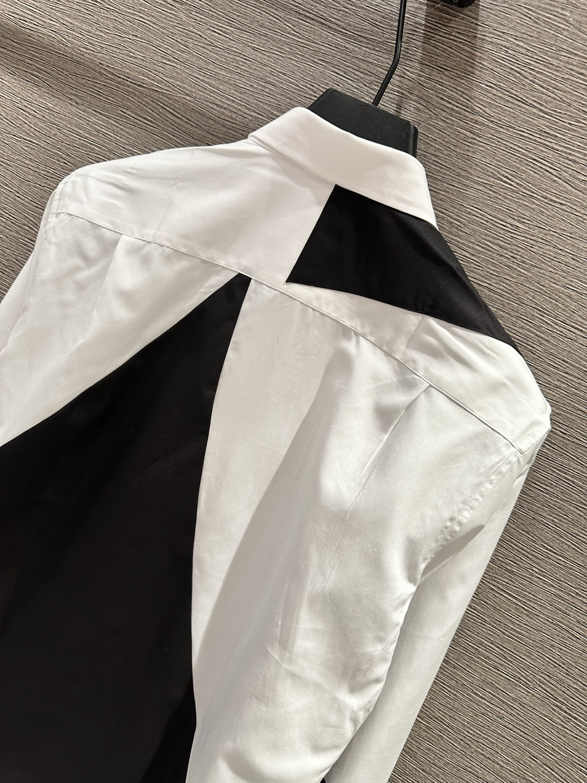 Áo sơ mi dài tay McQueen MCQ Trắng phối Đen trơn Like Auth on web VTN